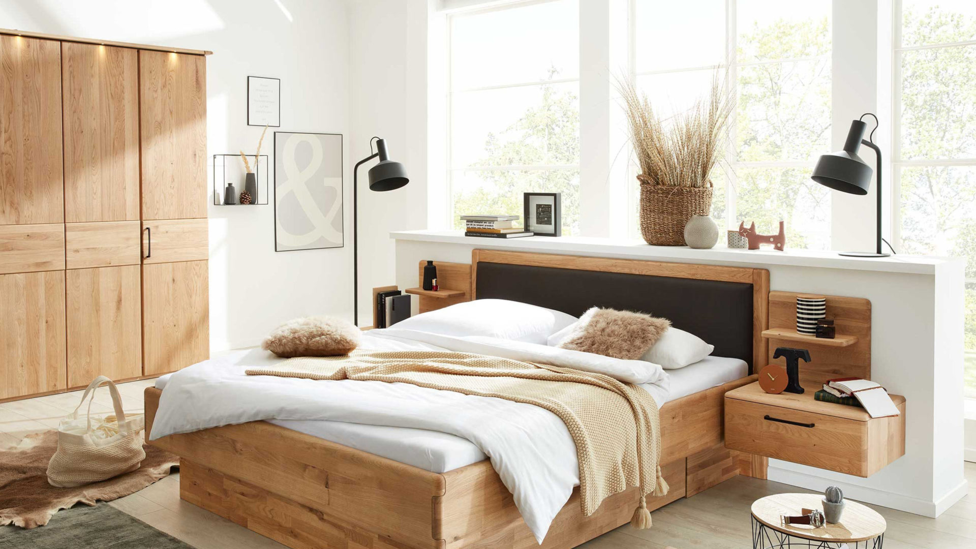 Interliving Schlafzimmer und schwarze Leuchten