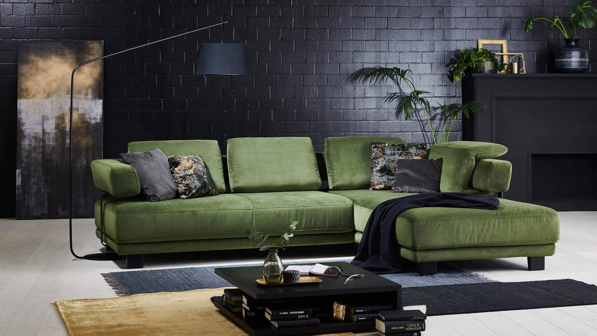 hukla sofa hp18064 in samt grün vor schwarzer wand