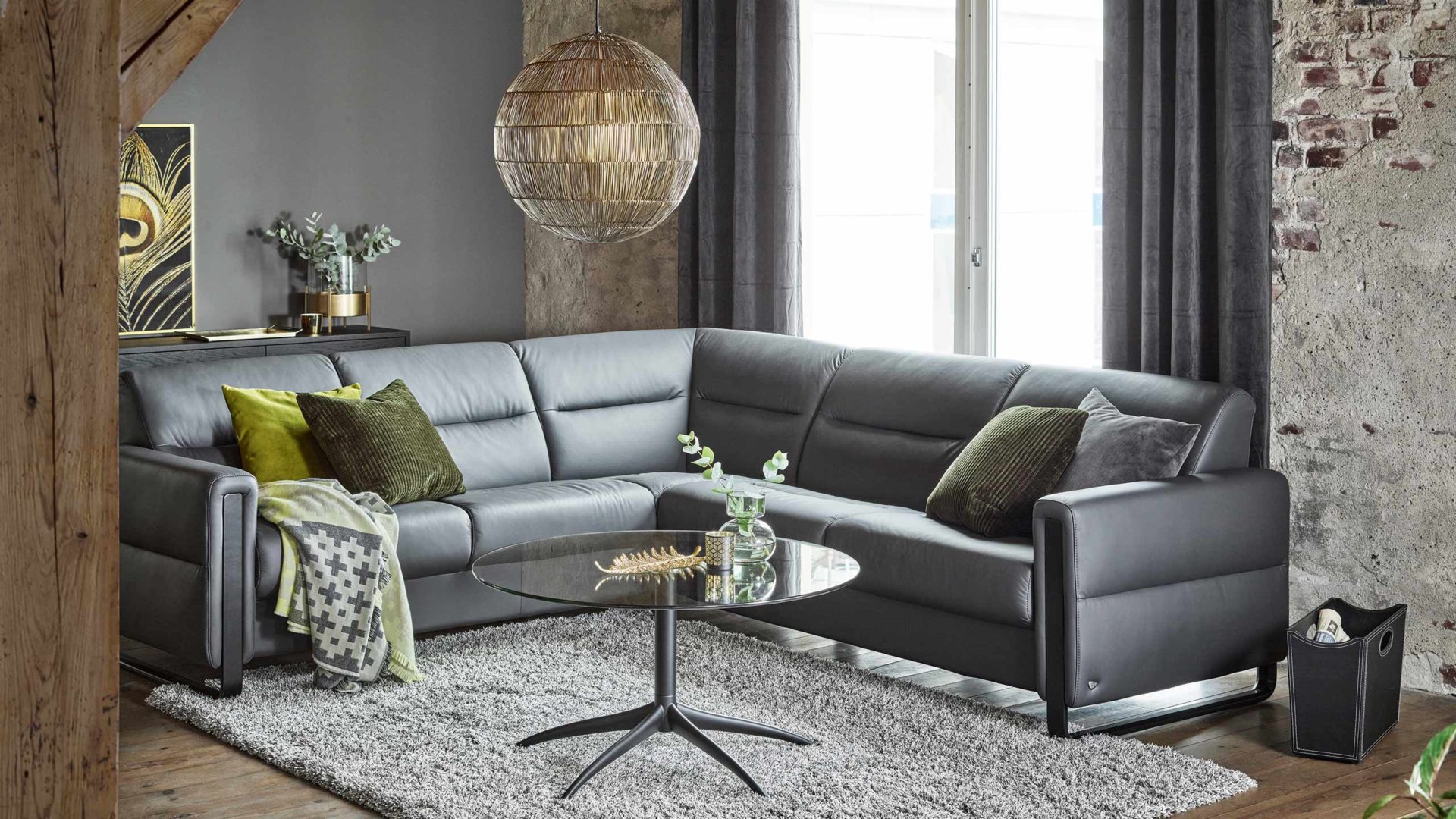 grau schwarzes wohnzimmer mit stressless eckgarnitur fiona wood und wohnaccessoires in gold