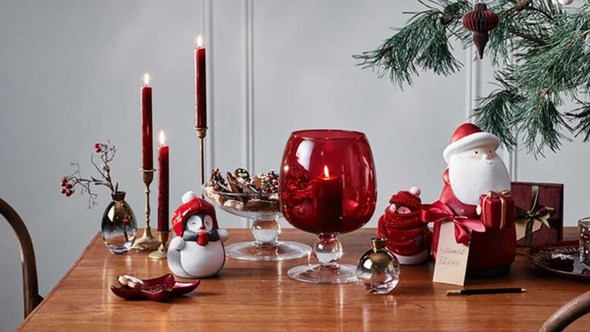 rote weihnachtsdeko caldo von leonardo mit pinguin und weihnachtsmann figur