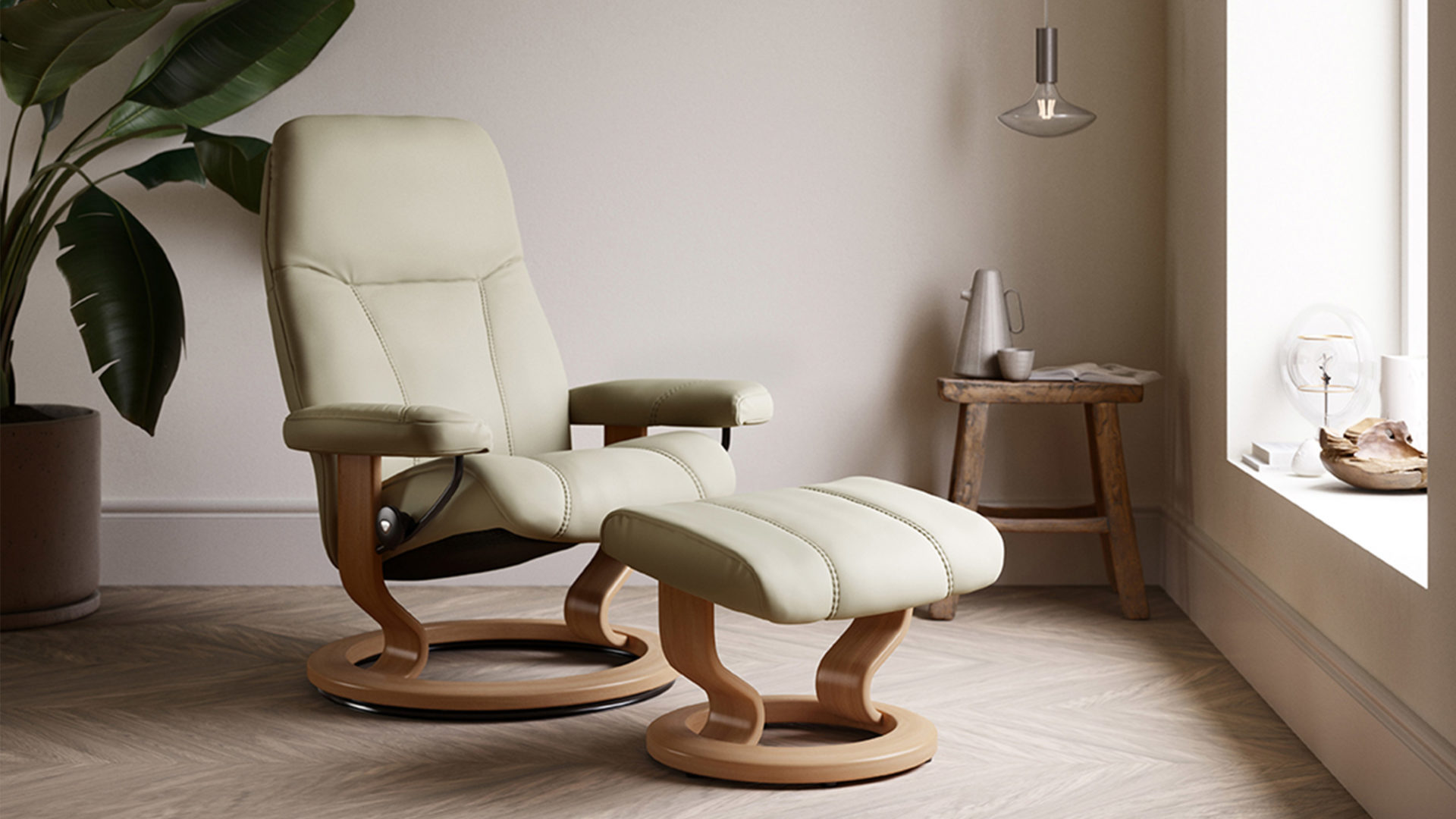 stressless sessel consul mit hocker in sand in einem minimalistisch eingerichtetem raum