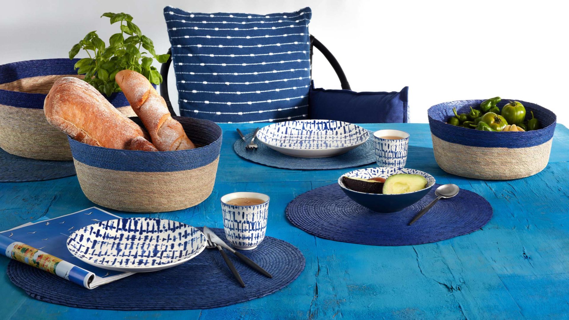 blau gedeckter frühstückstisch mit dem asa selection makaua tischset in rund aus palmenblatt