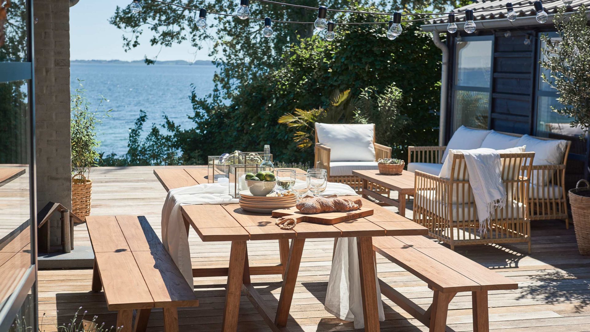 sika design outdoor möbel george auf einer holz terrasse mit blick auf das meer