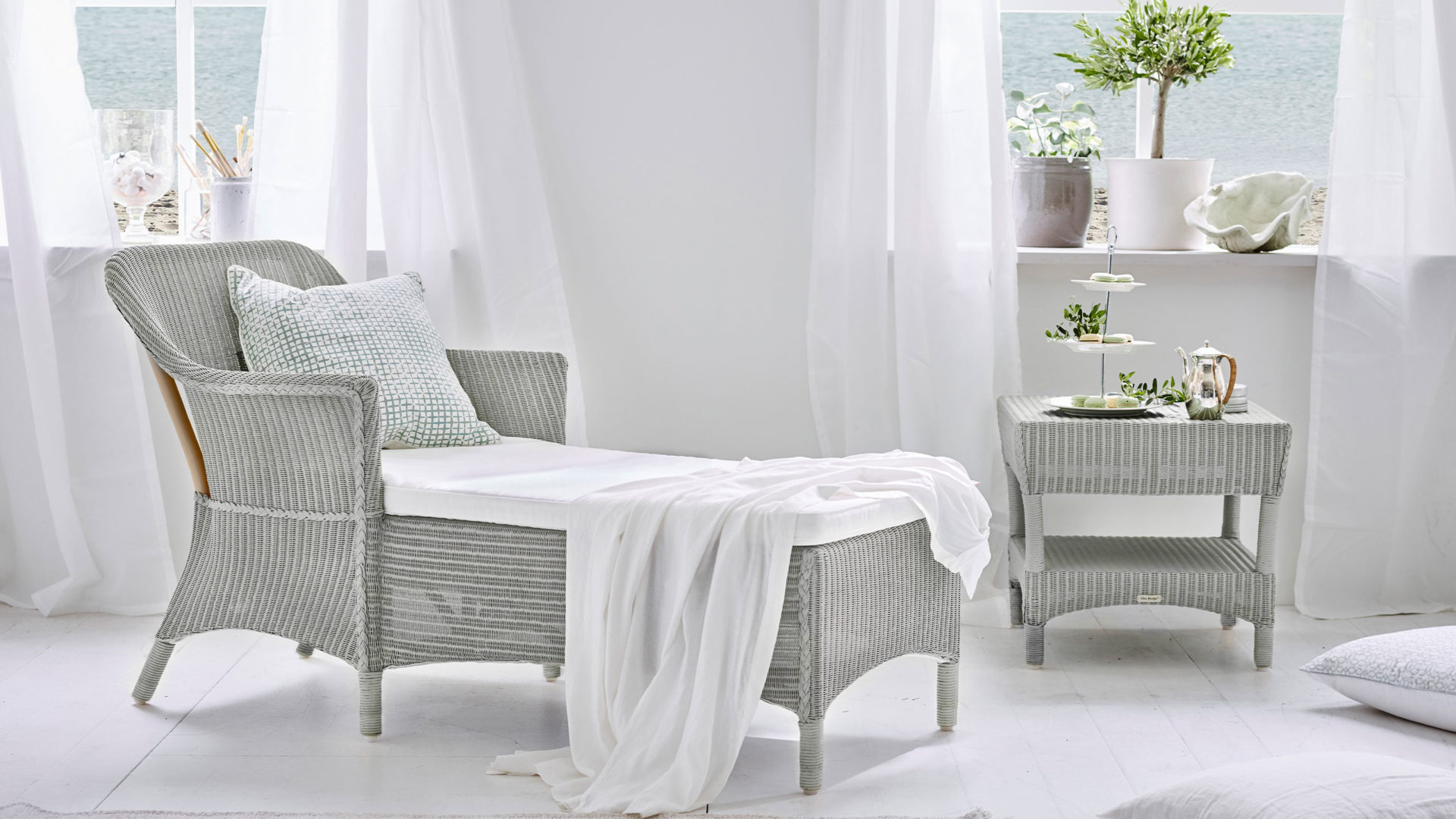 sika design olivia rattan liege in hellgrau mit weißen textilien