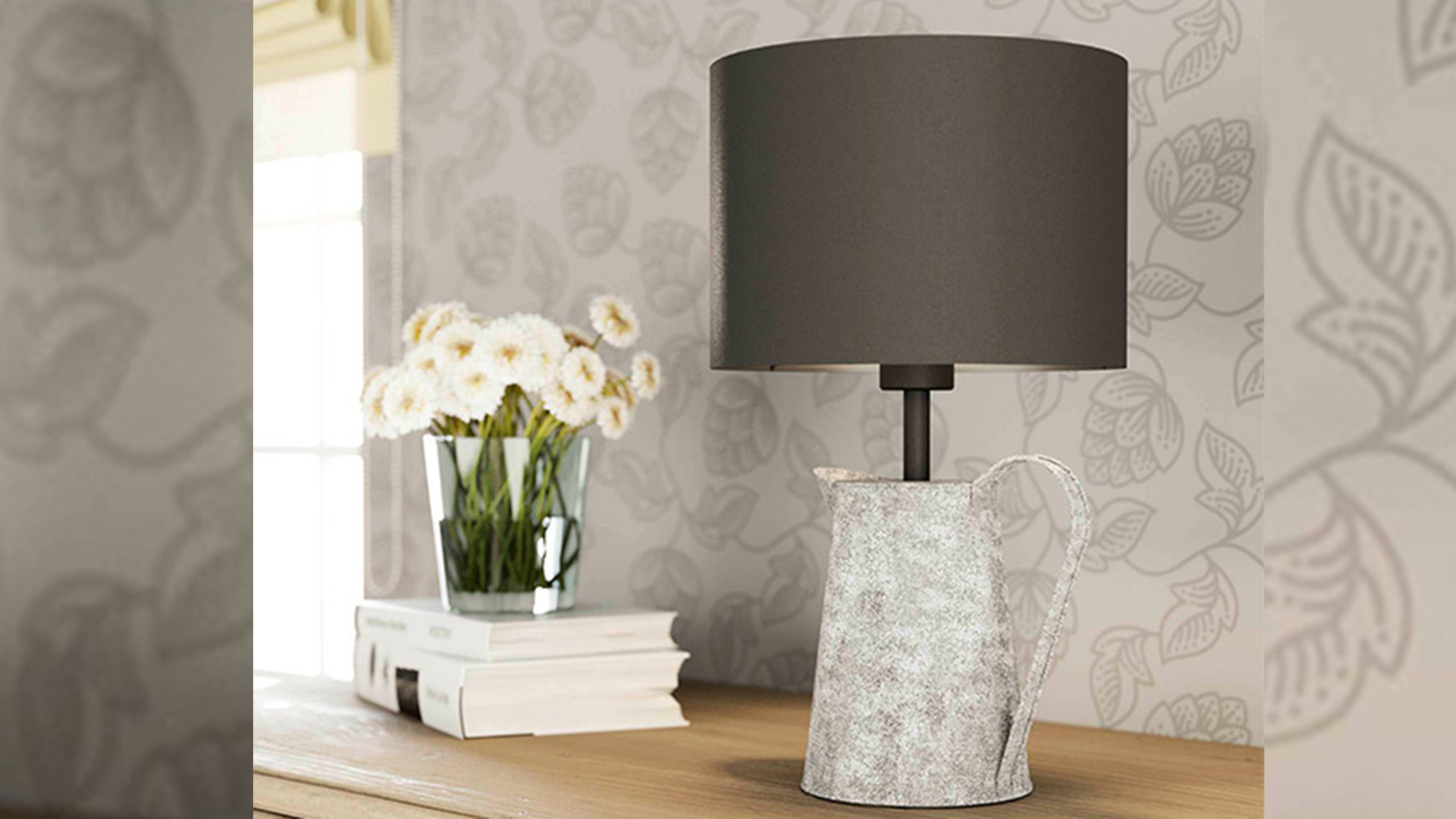 eglo kensal tischleuchte mit gießkannen form und schwarzem lampenschirm im landhaus stil