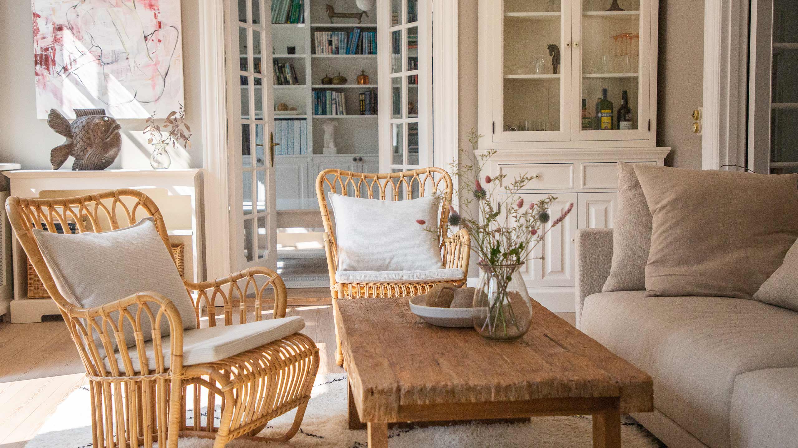 Sika Design Wohnzimmer mit Rattan Möbel der Serie Tulip Kindt Larsen