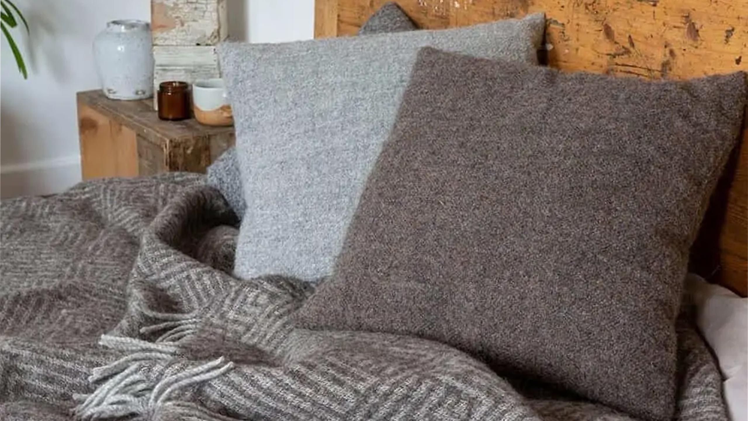 so cosy liddy boucle kissen in mokka aus alpaka wolle