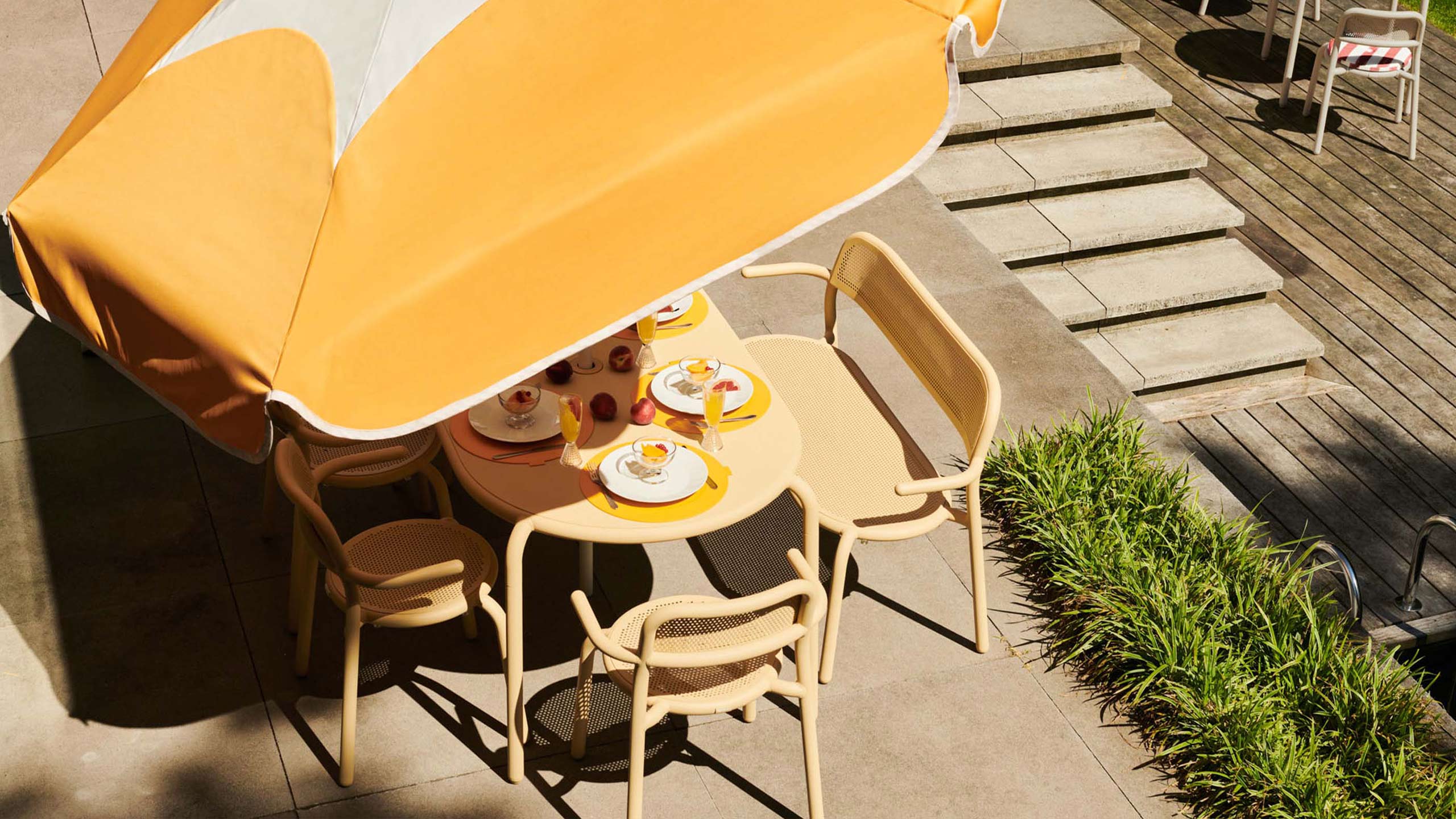 fatboy sunshady outdoor möbel in der trendfarbe mango