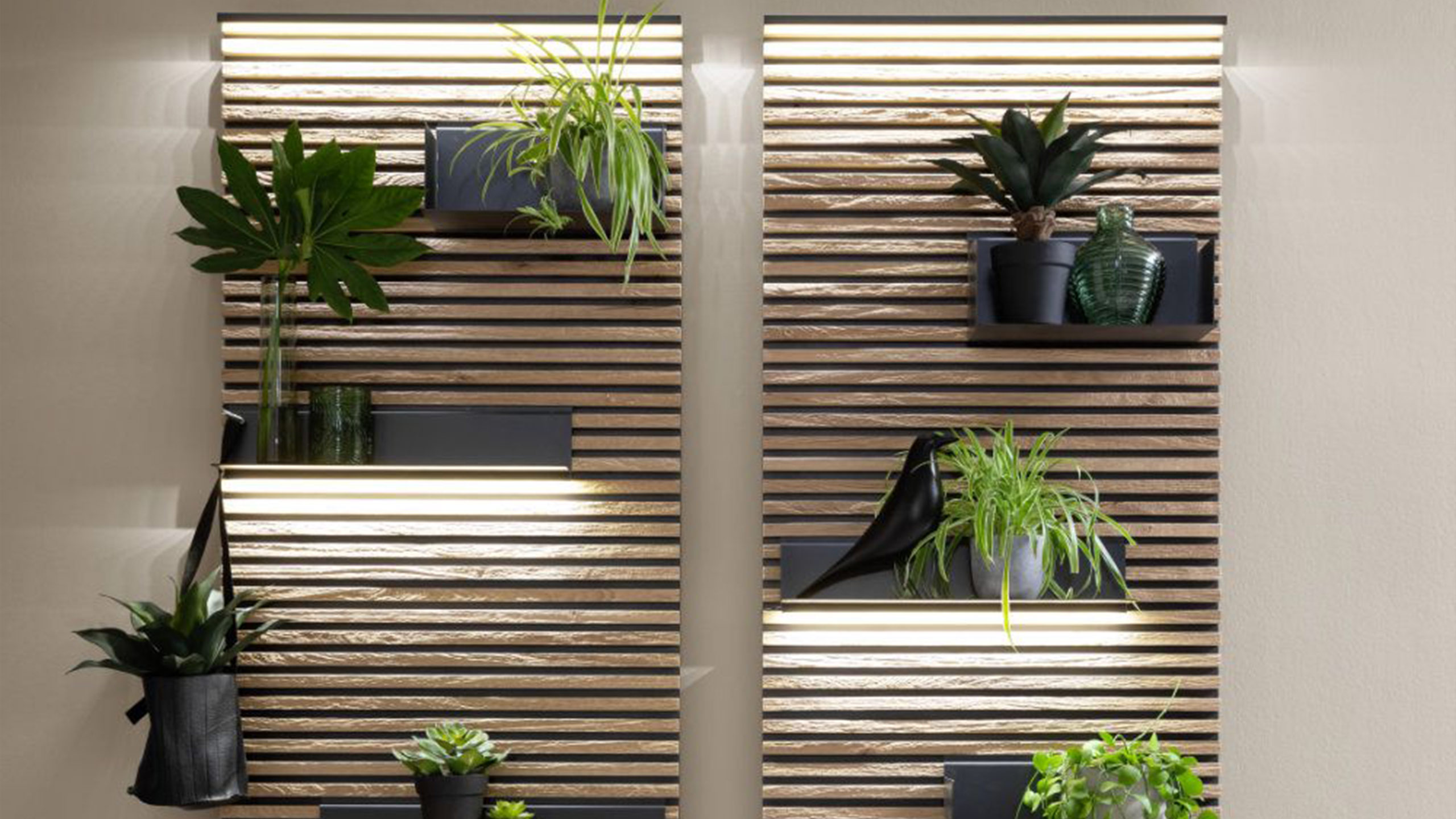 schöner wohnen yonna paneelwand aus holz mit regalen