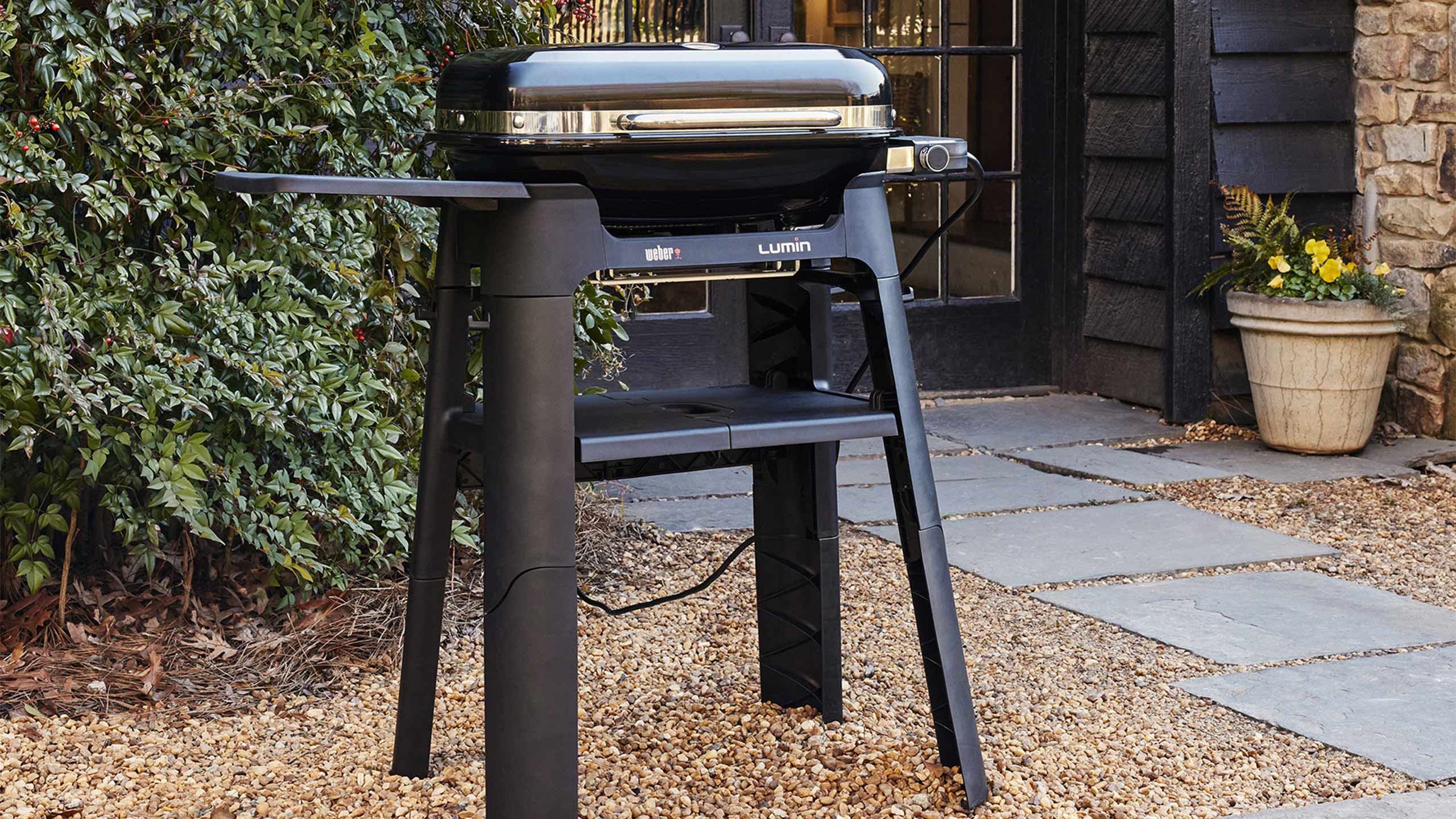 weber lumin elektrogrill mit stand auf der terrasse