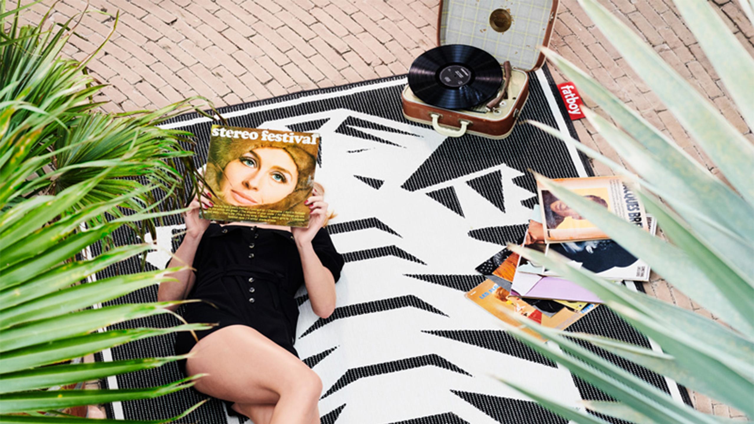 fatboy carpretty outdoorteppich in schwarz weiß muster