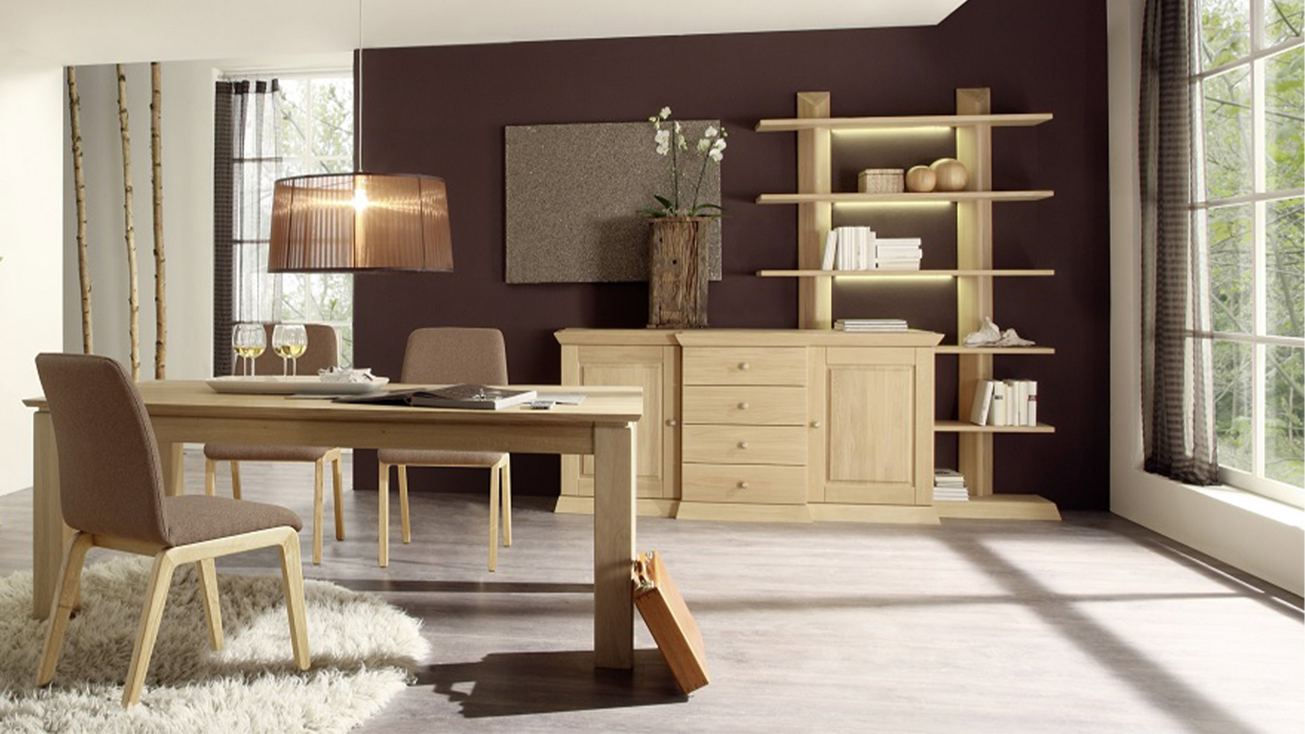 decker prato esszimmermöbel aus holz vor dunkelbrauner wand