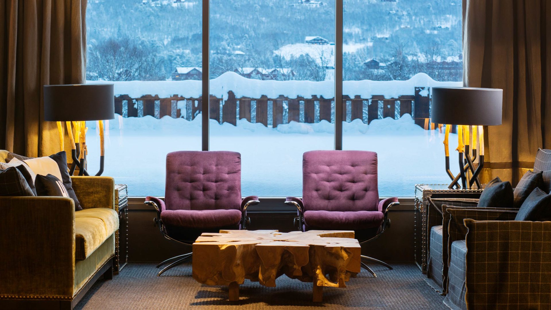 stressless sessel vor einer winterlichen schneelandschaft