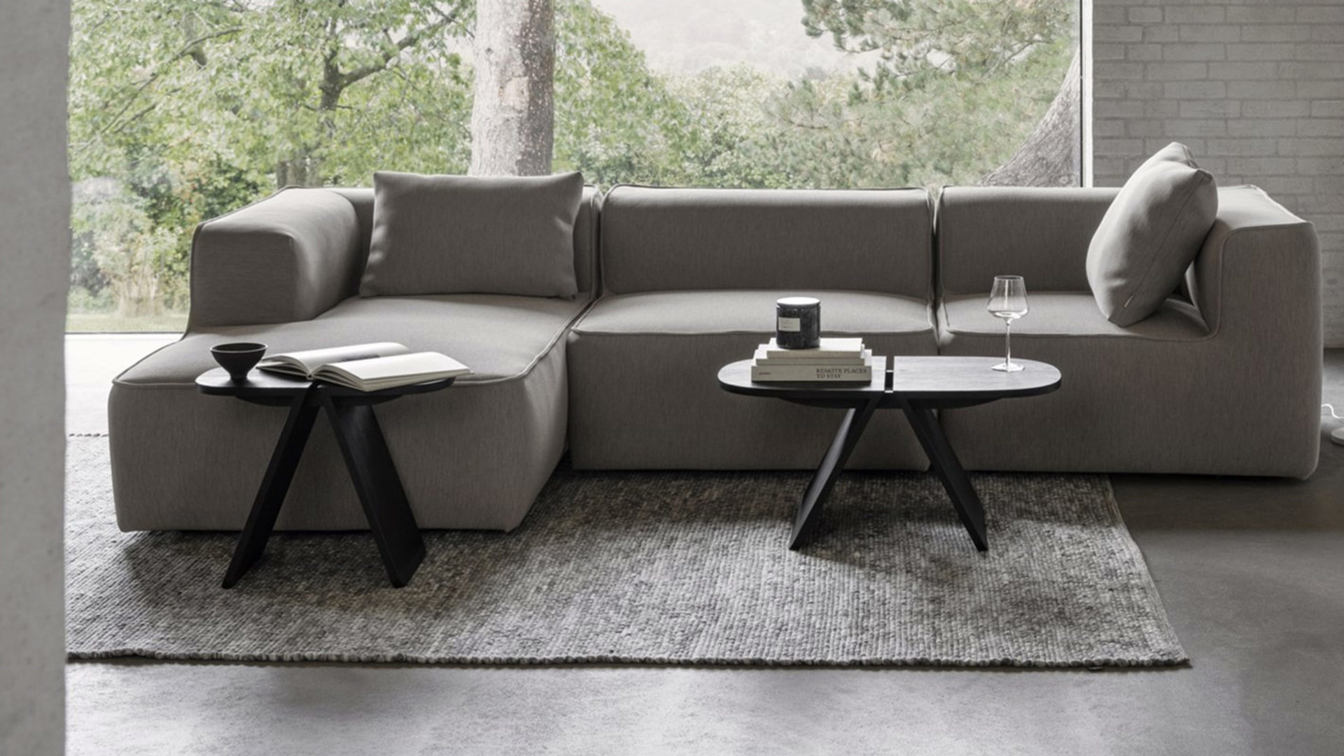 Bloomingville Avio Beistelltisch aus Holz vor einem creme sofa