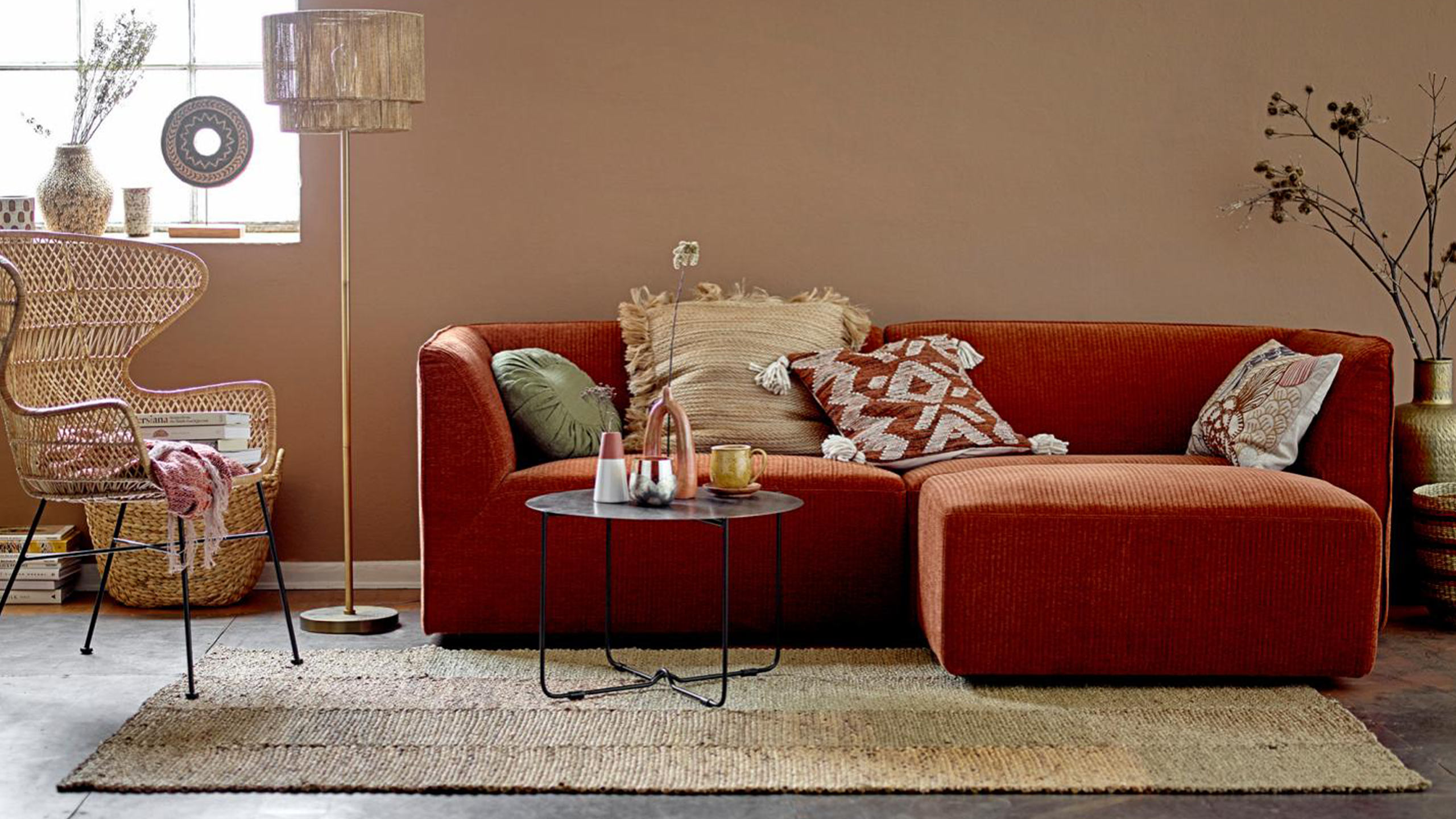 bloomingville boho style wohnzimmer mit cordsofa und fransenkissen in beige orange