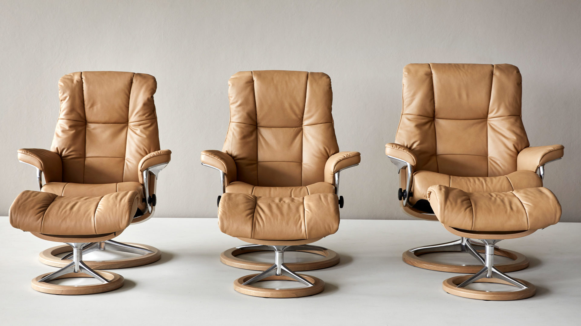 drei stressless sessel mayfair in den größen s l und m nebeneinander in der farbe braun