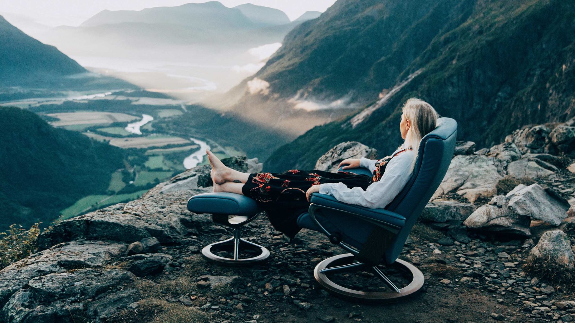 stressless sessel in norwegen in einer berglandschaft