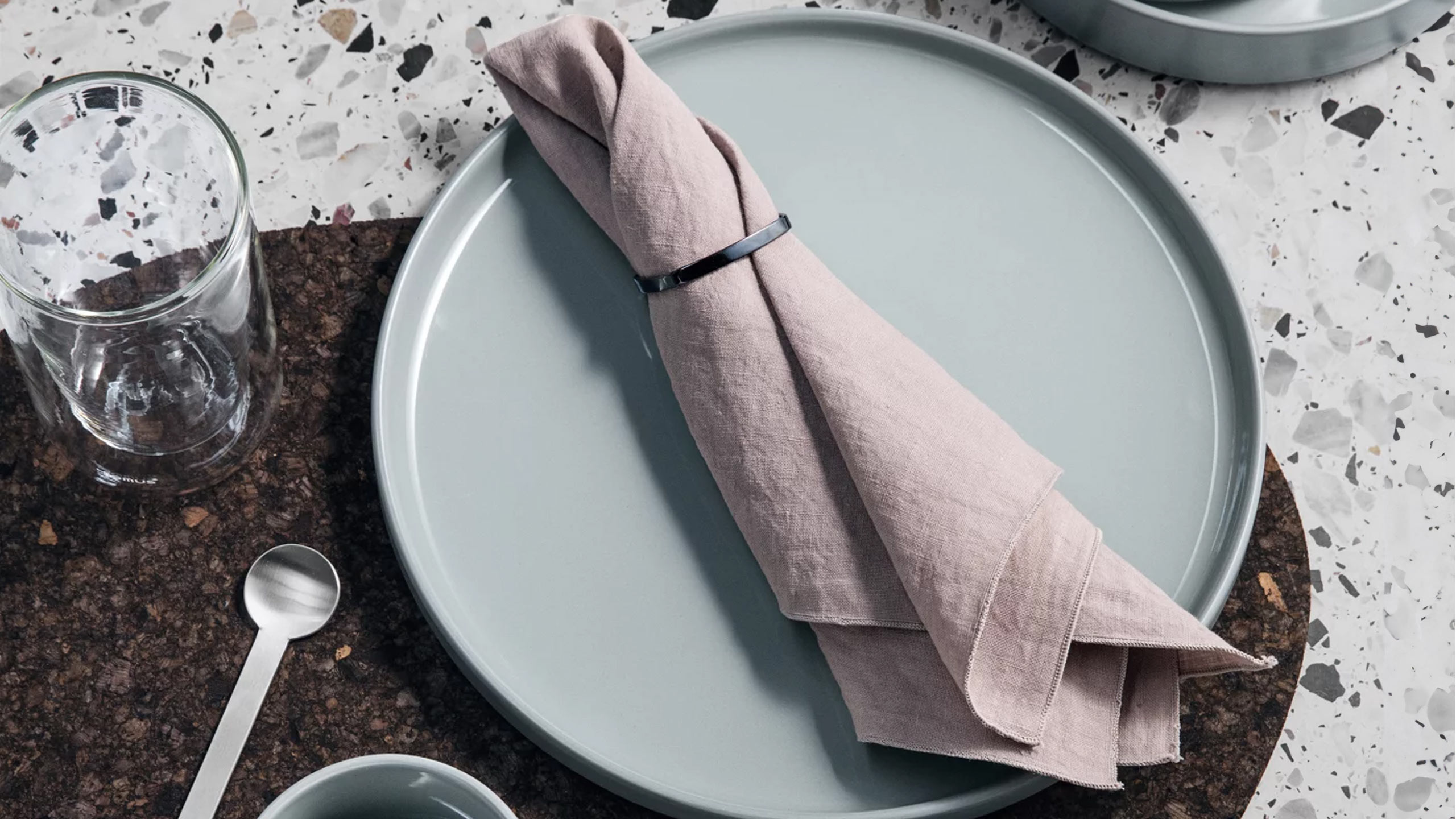 blomus lineo leinen serviette in rosa auf einem teller