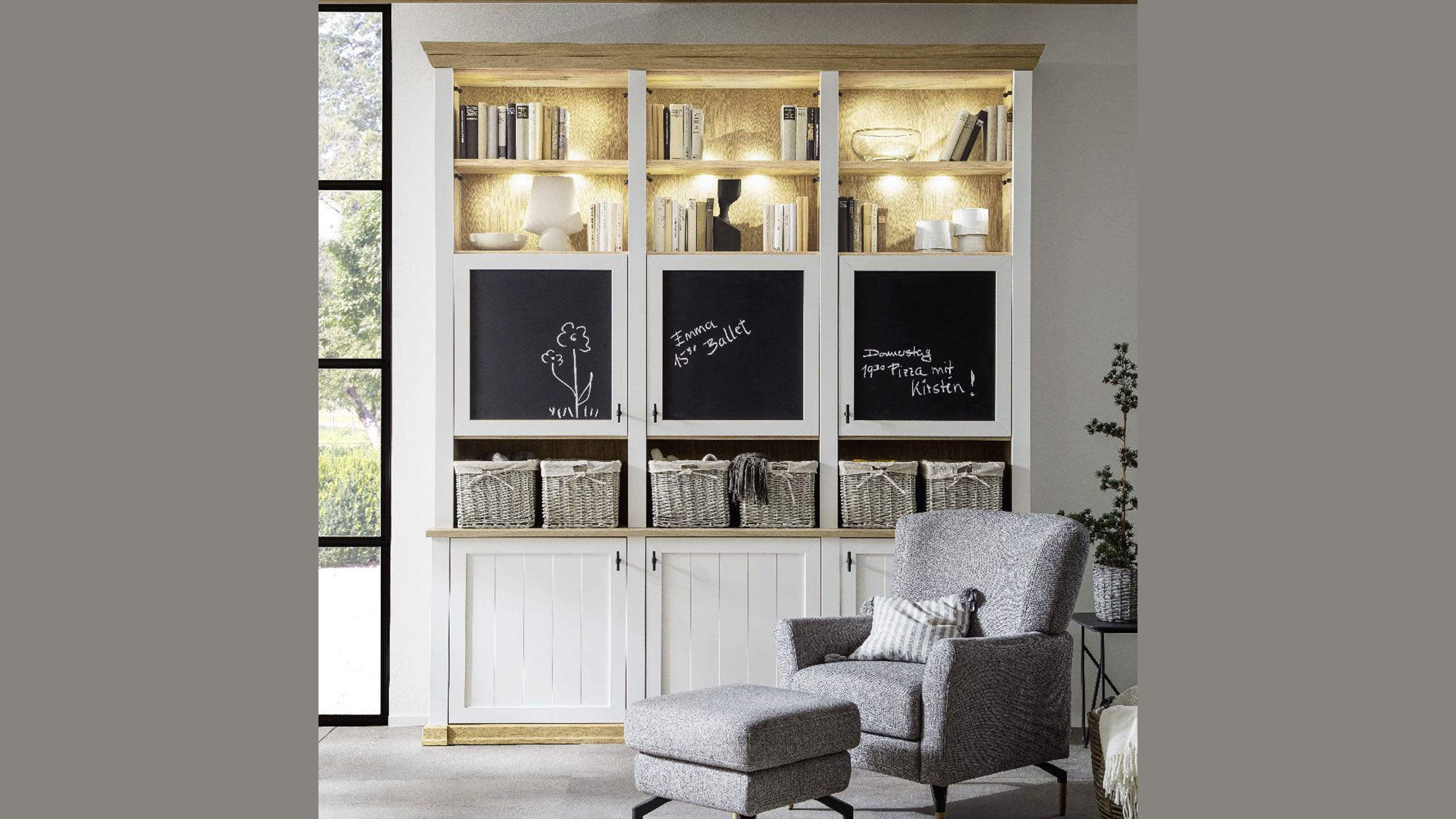 schöner wohnen village wohnregal im landhaus stil weiß mit kreidetafel türen