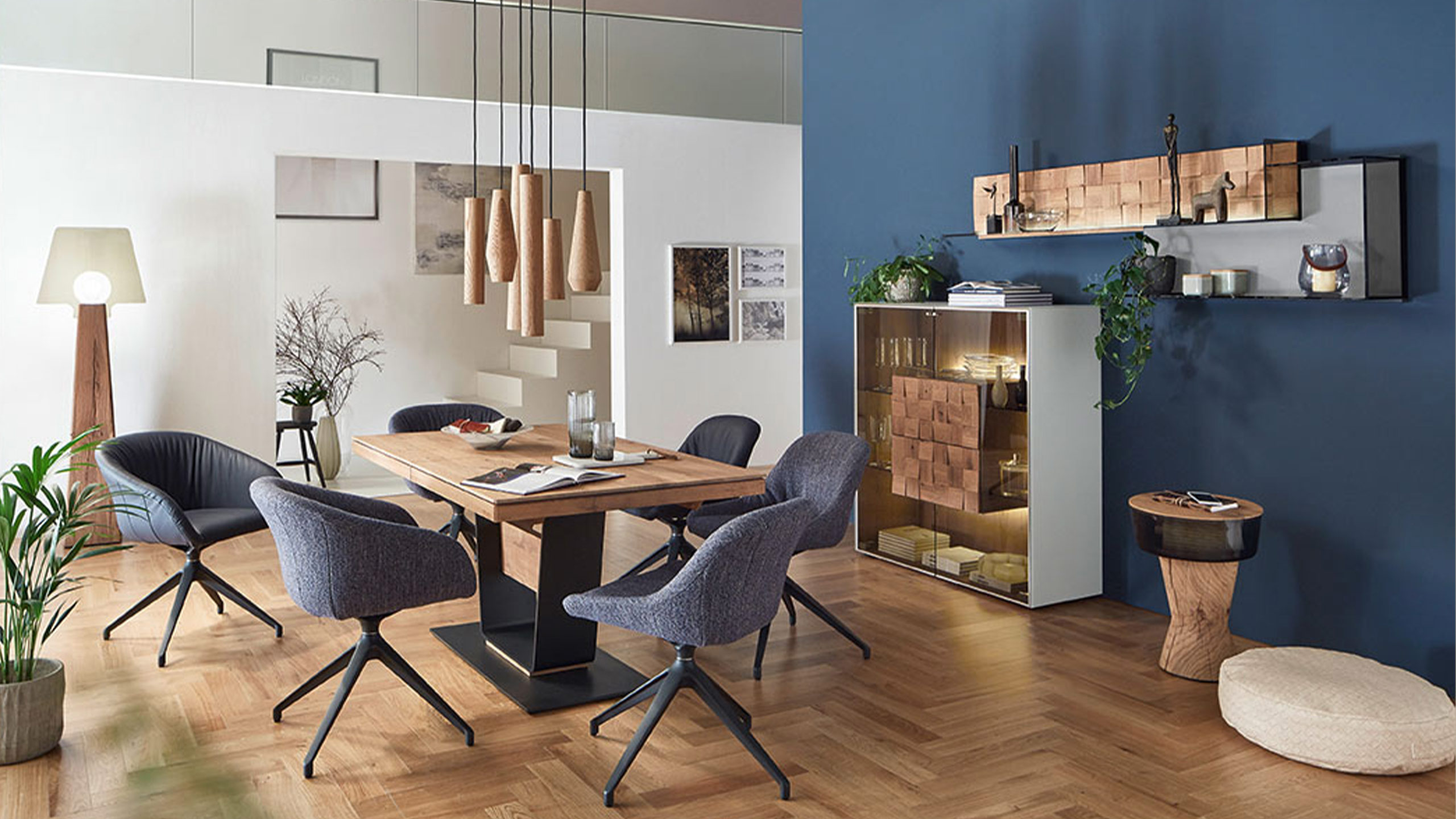 hartmann liv esszimmermöbe in einem esszimmer mit blauer wand