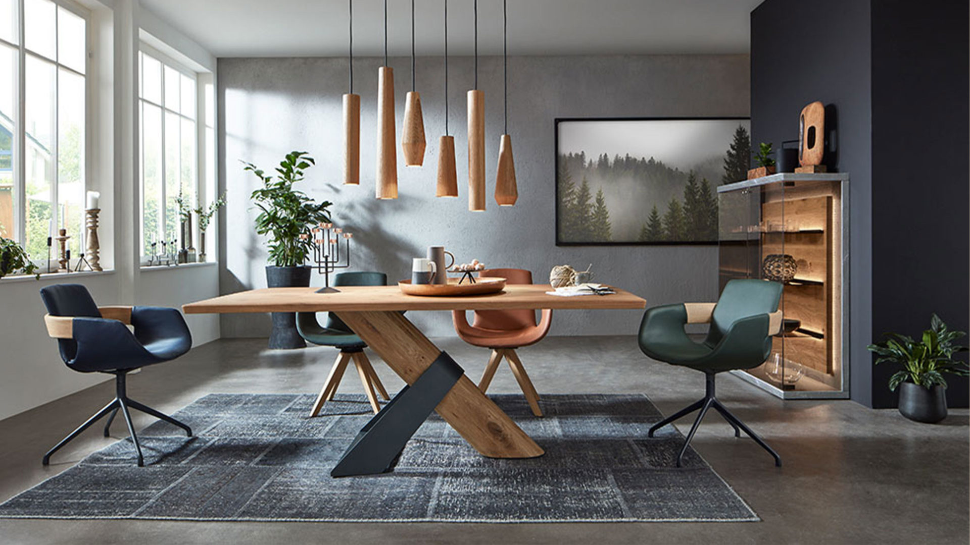 hartmann naturzeit massivholz möbel im dunklen esszimmer