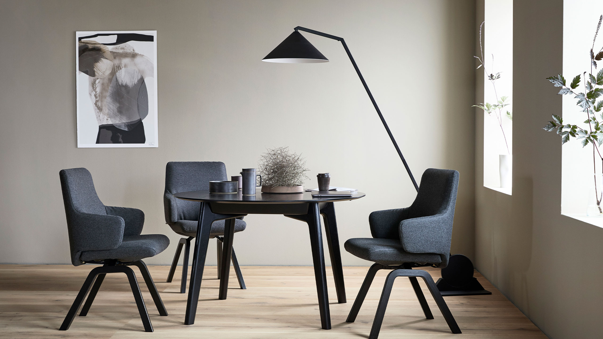 stressless esszimmerstühle und runder esstisch in schwarz