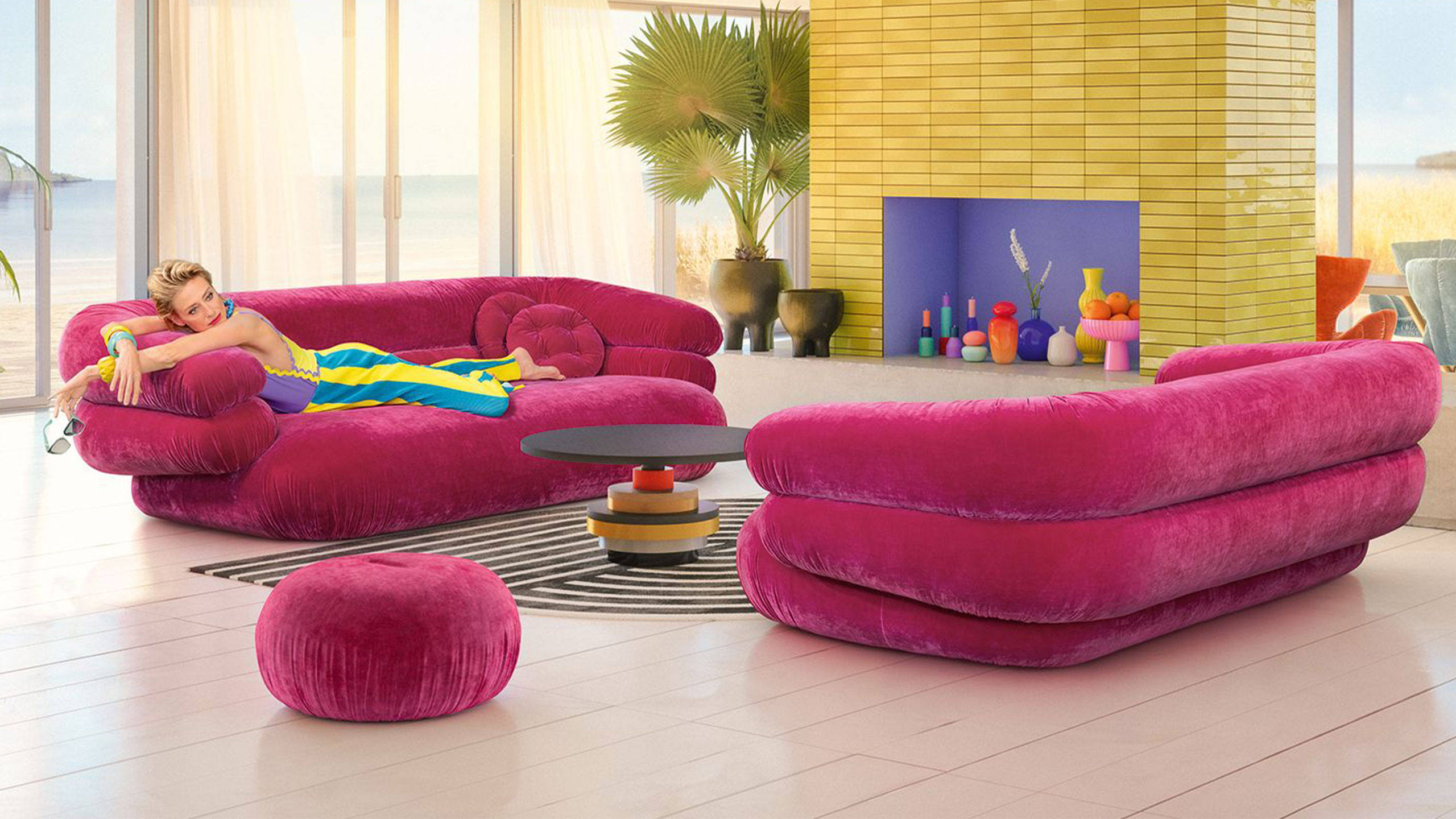 frau liegt auf dem bretz poolside sofa in pink