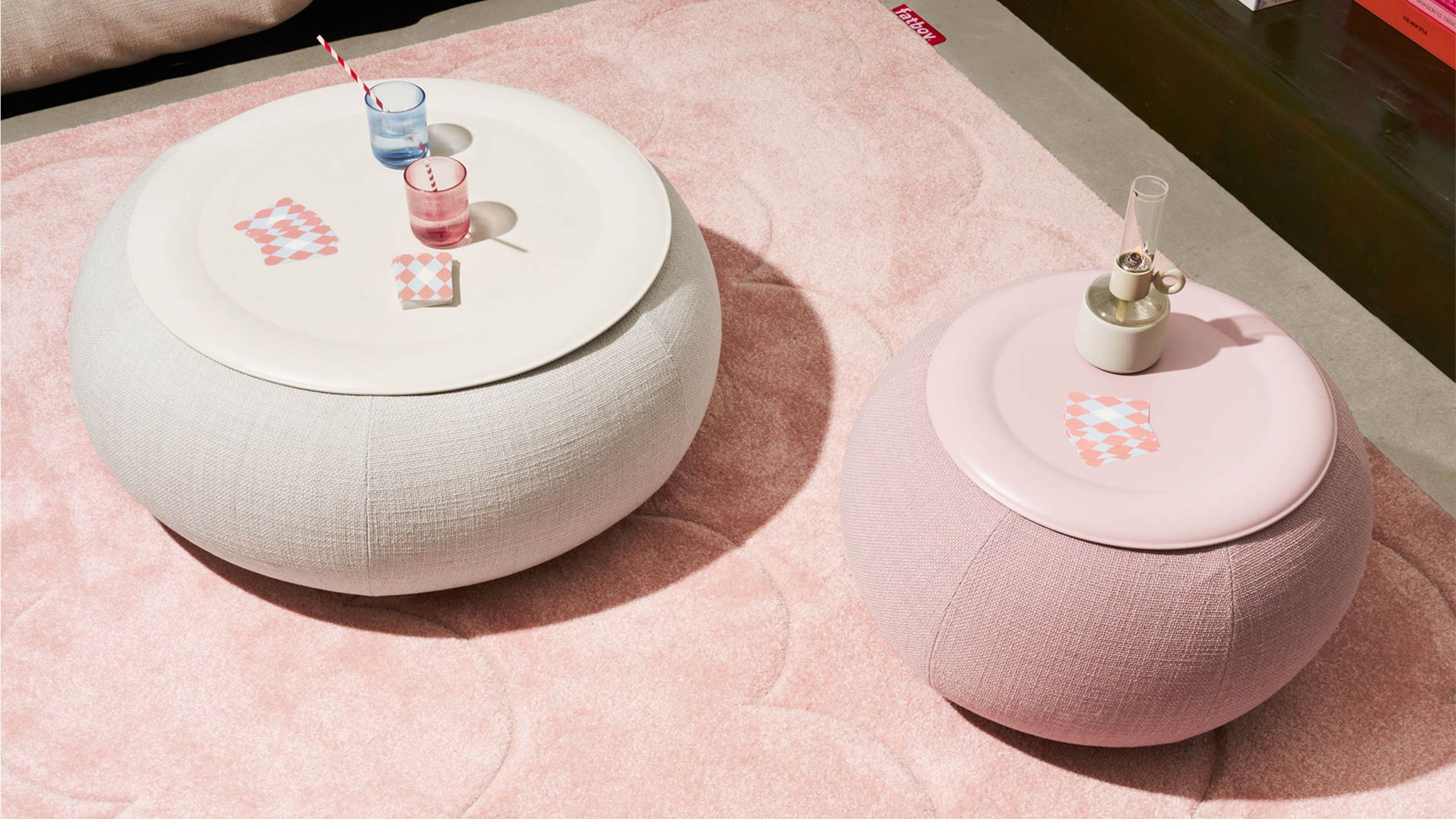 fatboy bubble carpet teppich in rosa mit beistelltischen in rund