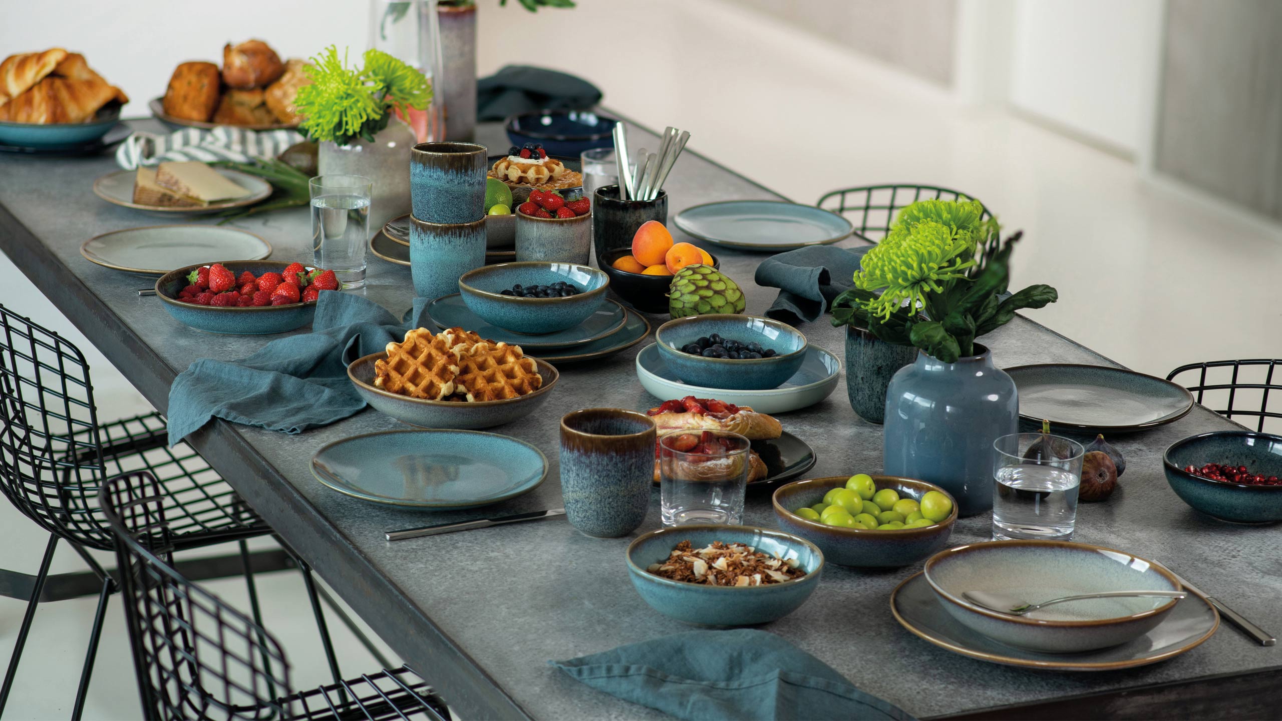 villeroy & boch lave geschirr in blau auf einem gedeckten tisch