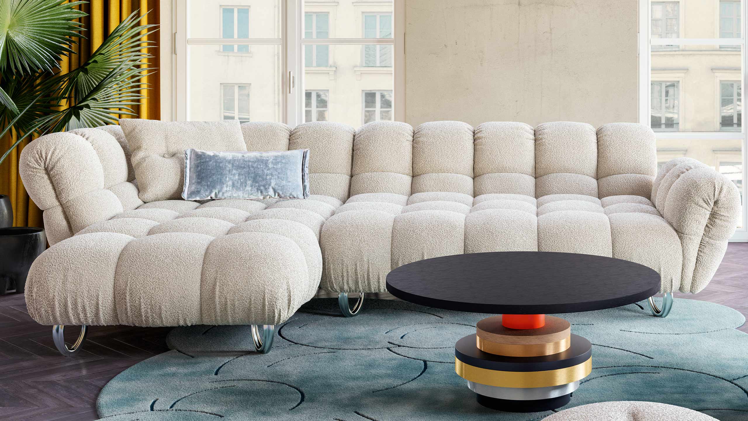 bretz balaao sofa in creme hinter einem runden beistelltisch