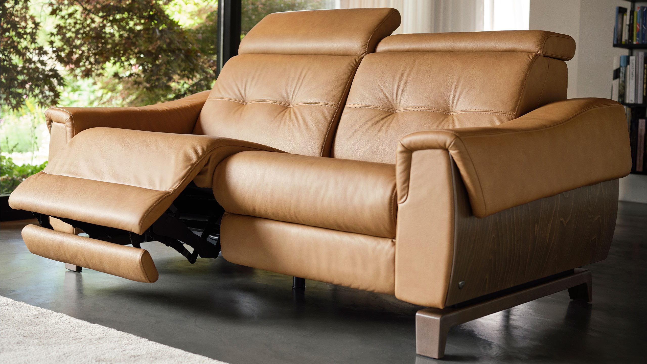 beiges stressless anna sofa mit verstellbarer fußstütze und kopflehne