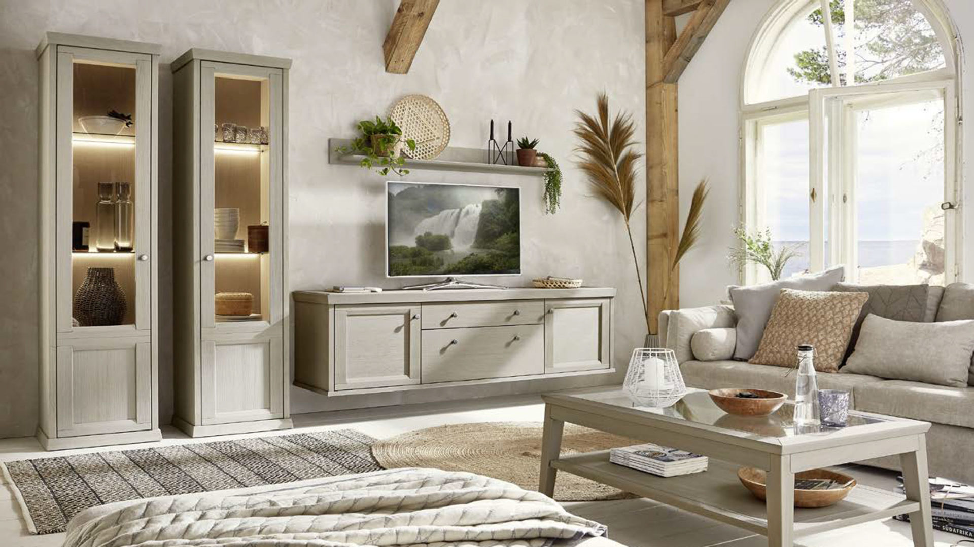 wöstmann casa wohnwand aus pinienholz hell in einem mediterranen landhaus wohnzimmer
