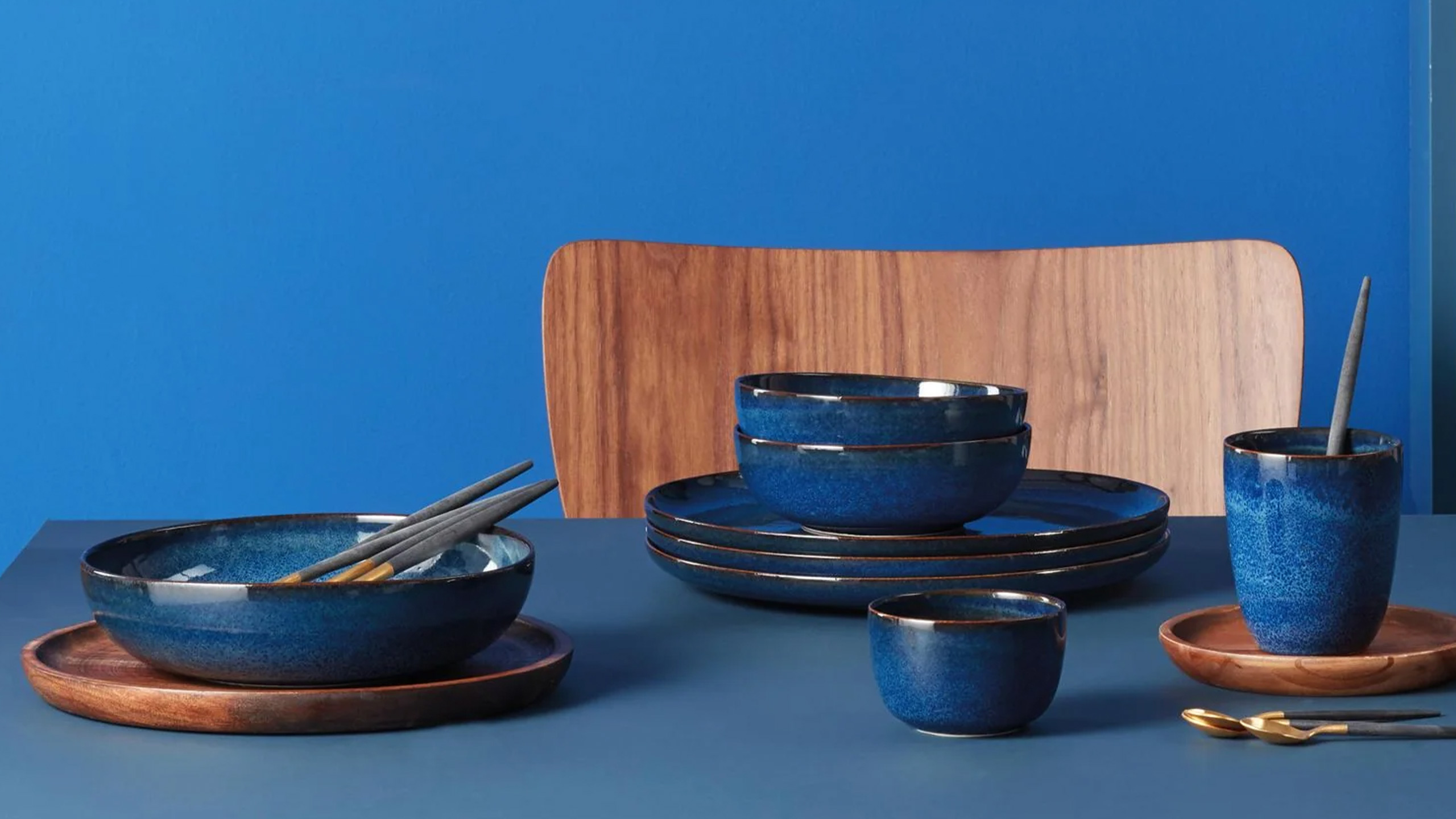 asa saisons geschirr in blau auf einem blauen tisch