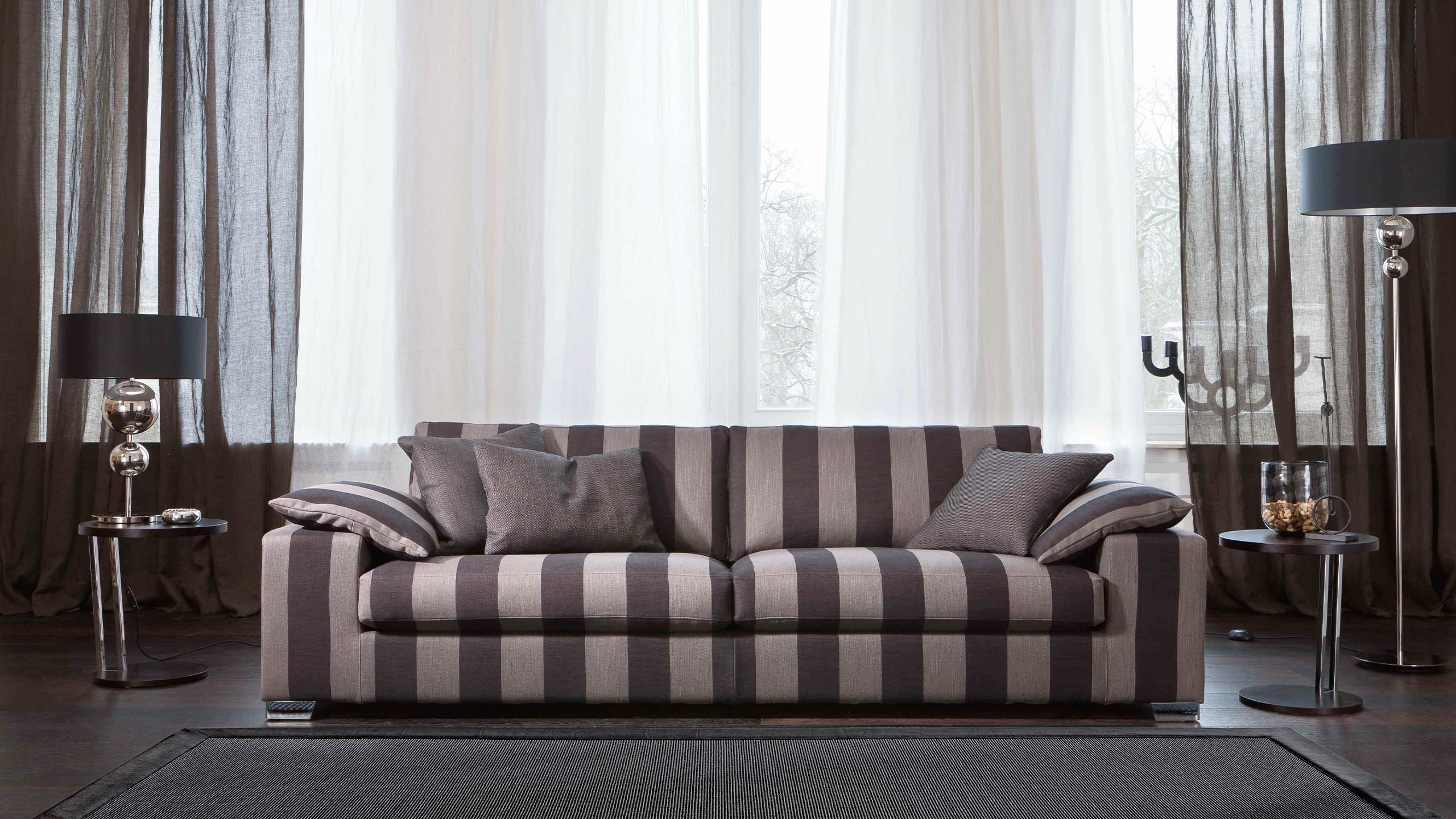 bielefelder werkstätten inspiration sofa mit braunen streifen vor einer fensterfront mit lichtdurchlässigen vorhängen