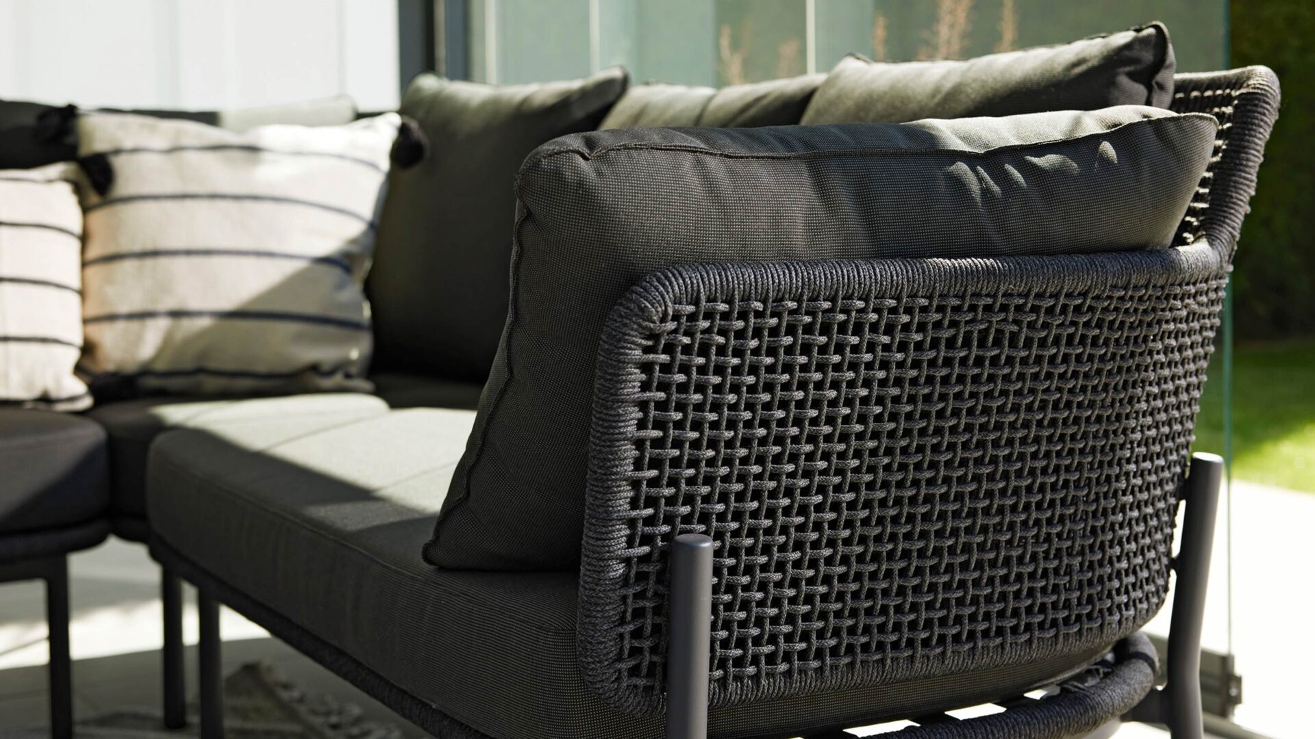 interliving 7005 loungesofa mit flechtrahmen im detail
