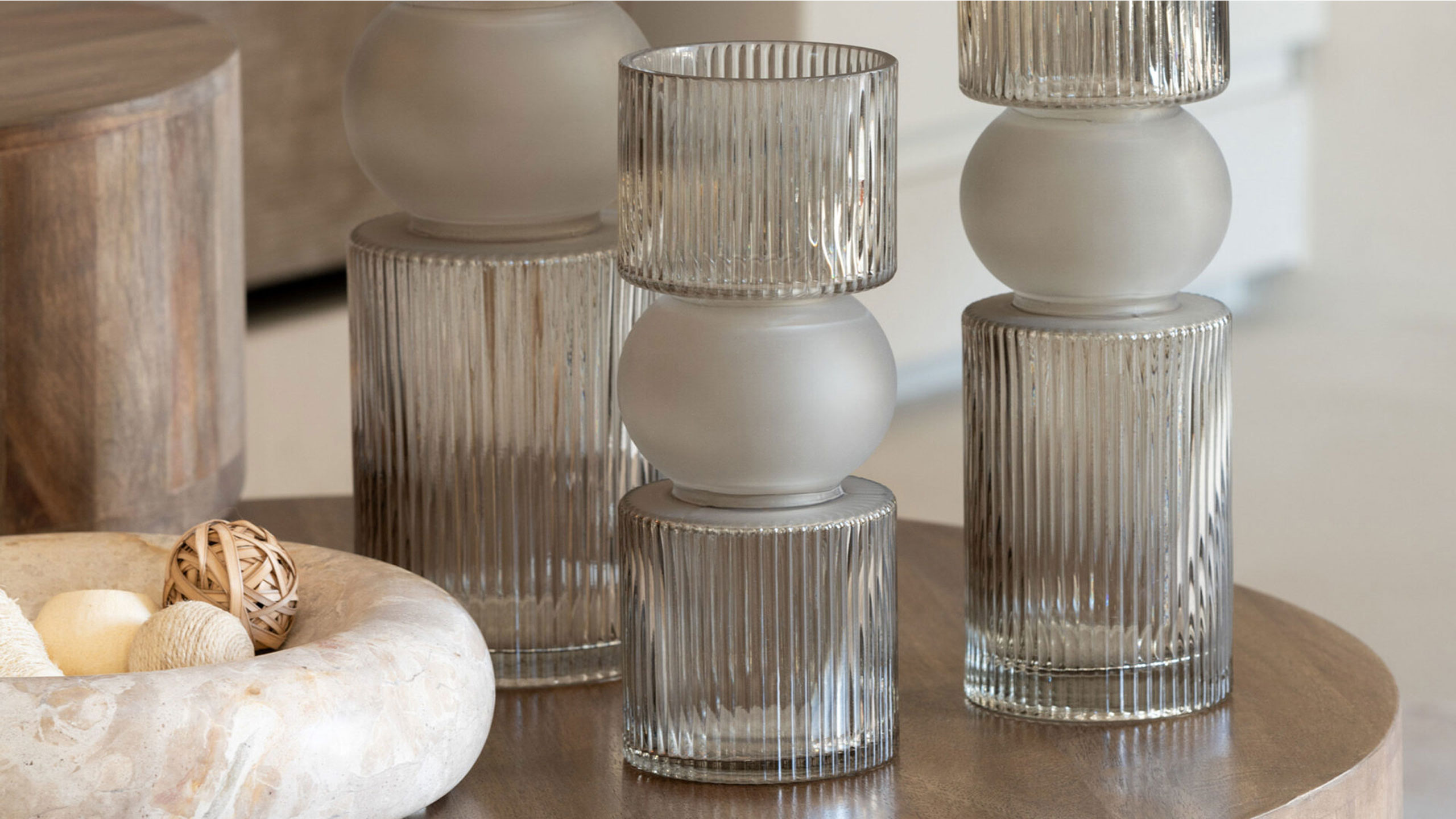 jolipa bonbon glas vase in der farbe stone auf einem beistelltisch