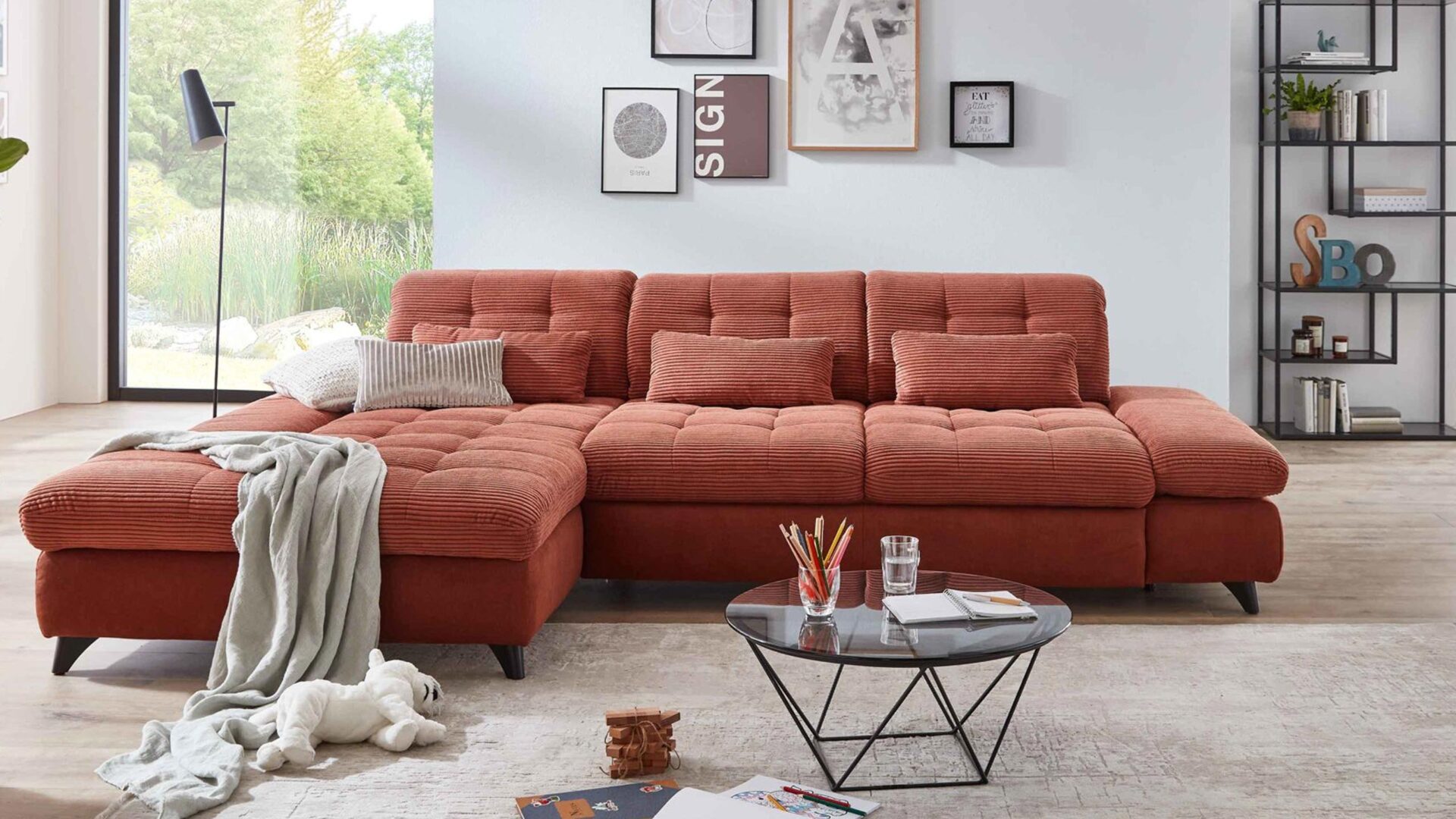 kawoo santa rosa ecksofa mit longchair auf cord in orange in einem wohnzimmer mit kinderspielzeug
