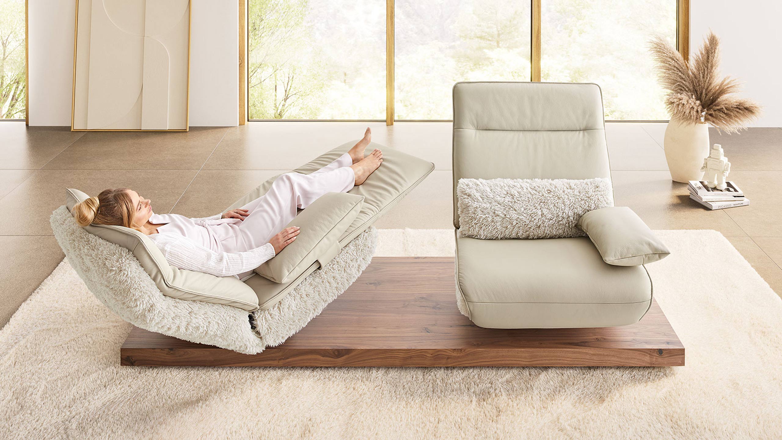 frau liegt in herz-waage-position auf dem koinor evino sofa