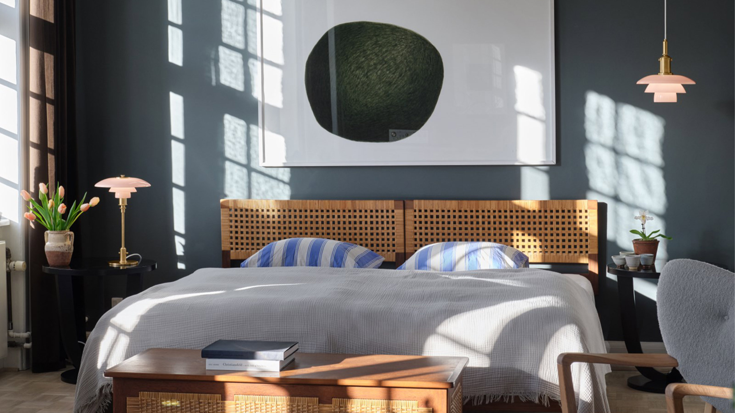 louis poulsen ph 3/2 leuchten in rose in einem modernen schlafzimmer mit flechtbett