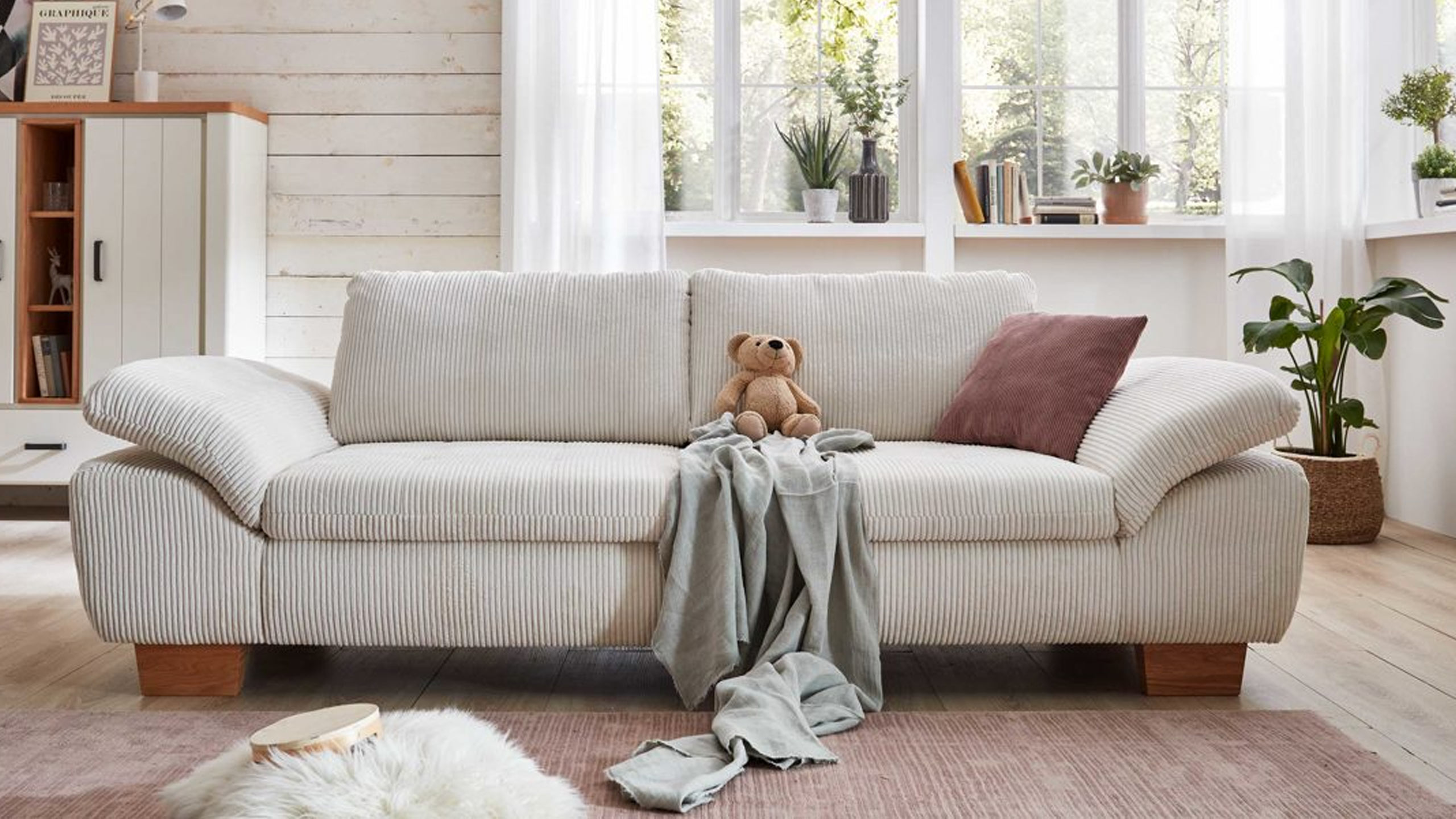 megapol vs mp1028 cordsofa in creme, auf dem ein teddybär in der mitte sitzt