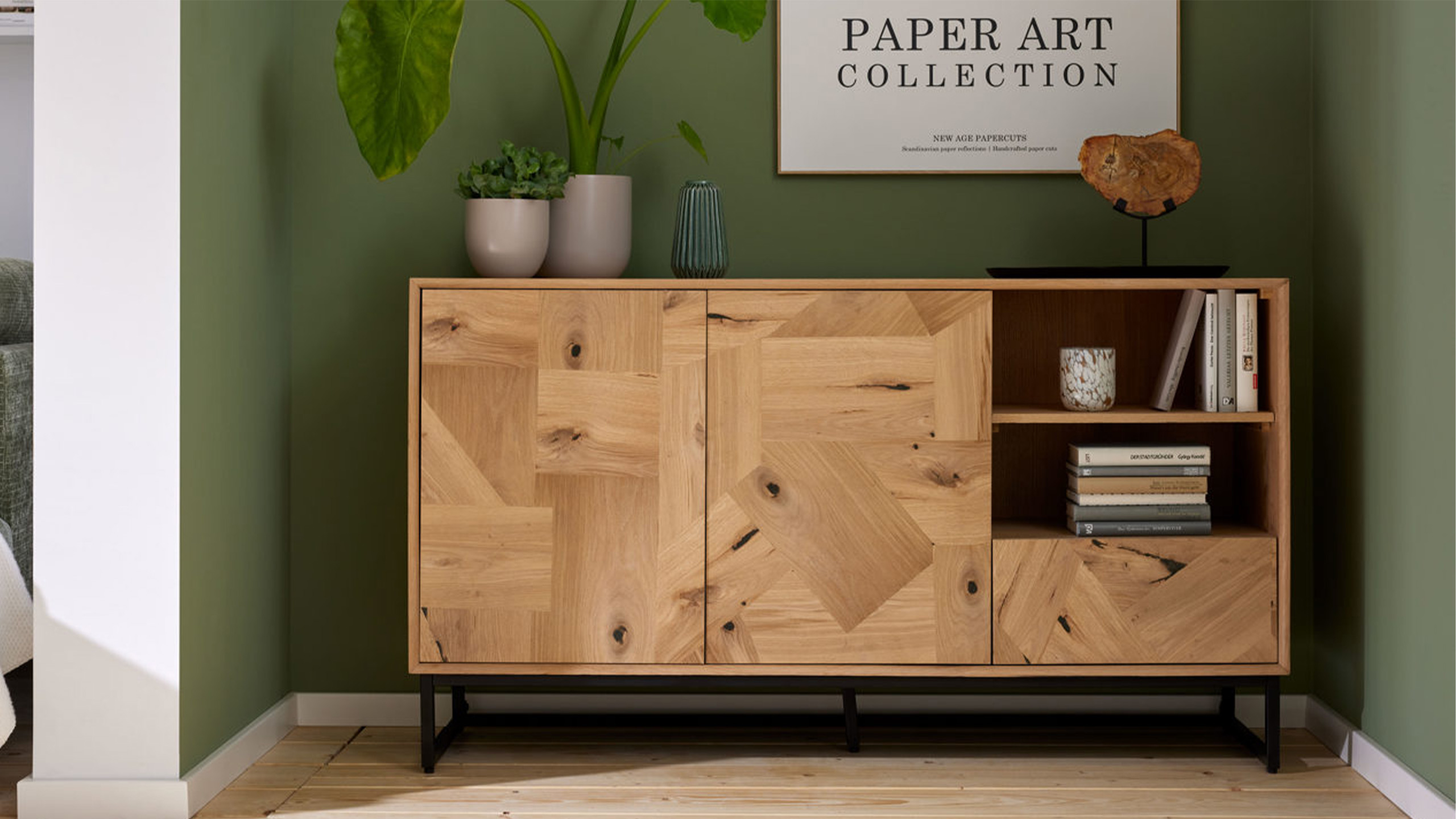 roomio sideboard no 2002 vor einer grünen wand mit deko