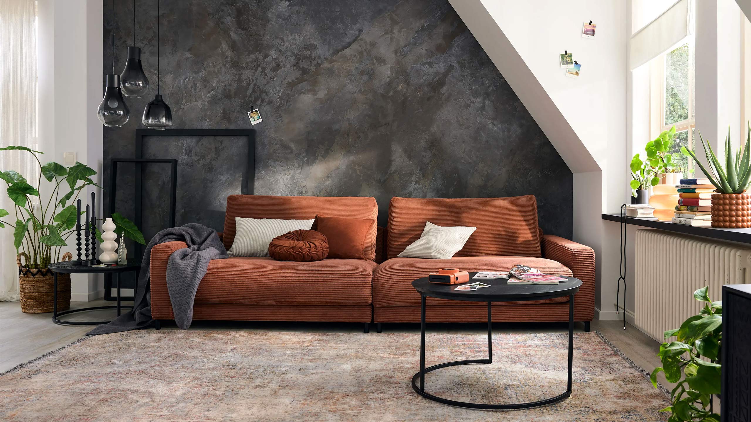 roomio sofa no 4103 in orange cord vor einer marmorisierten wand in dunkelgrau