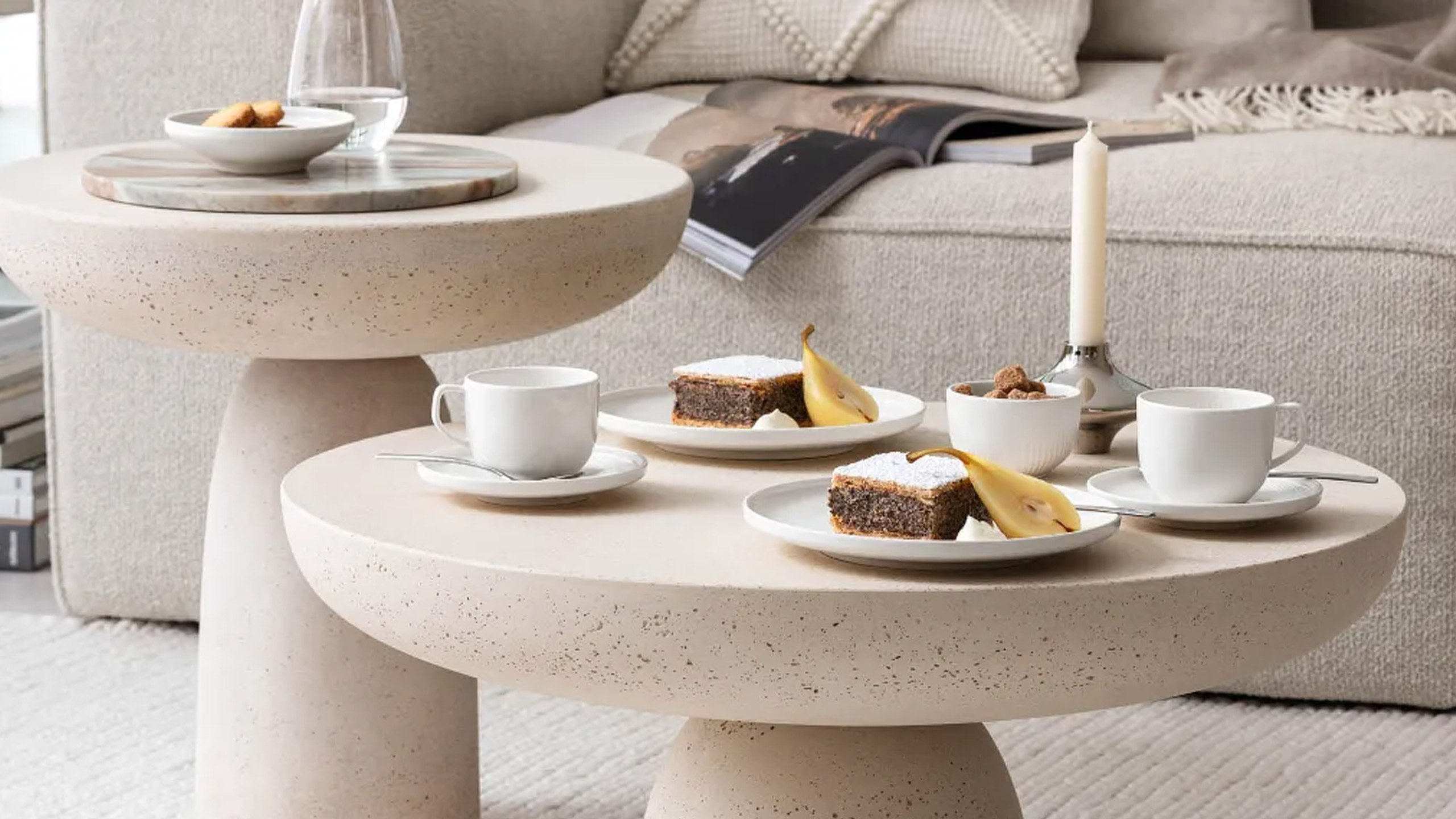villeroy & boch afina geschirr als kuchenservice auf einem creme farbenem beistelltisch im wohnzimmer