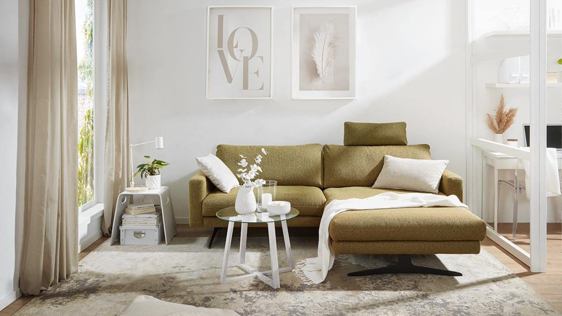 w. schillig maxxim sofa in olivgrün in einem beige farbenem kleinen wohnzimmer