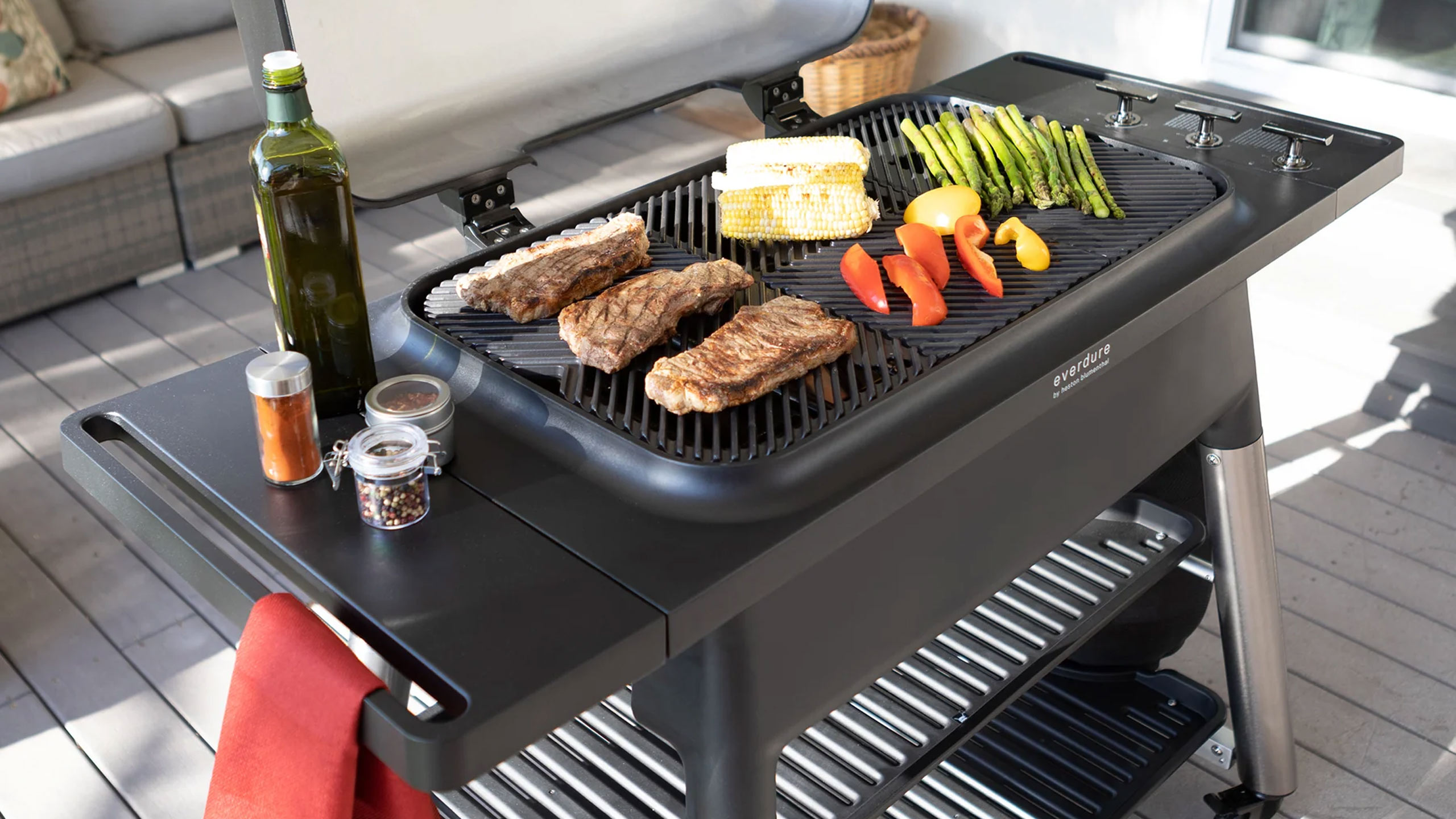 grillfleisch und gemüse auf dem everdure furnace gasgrill