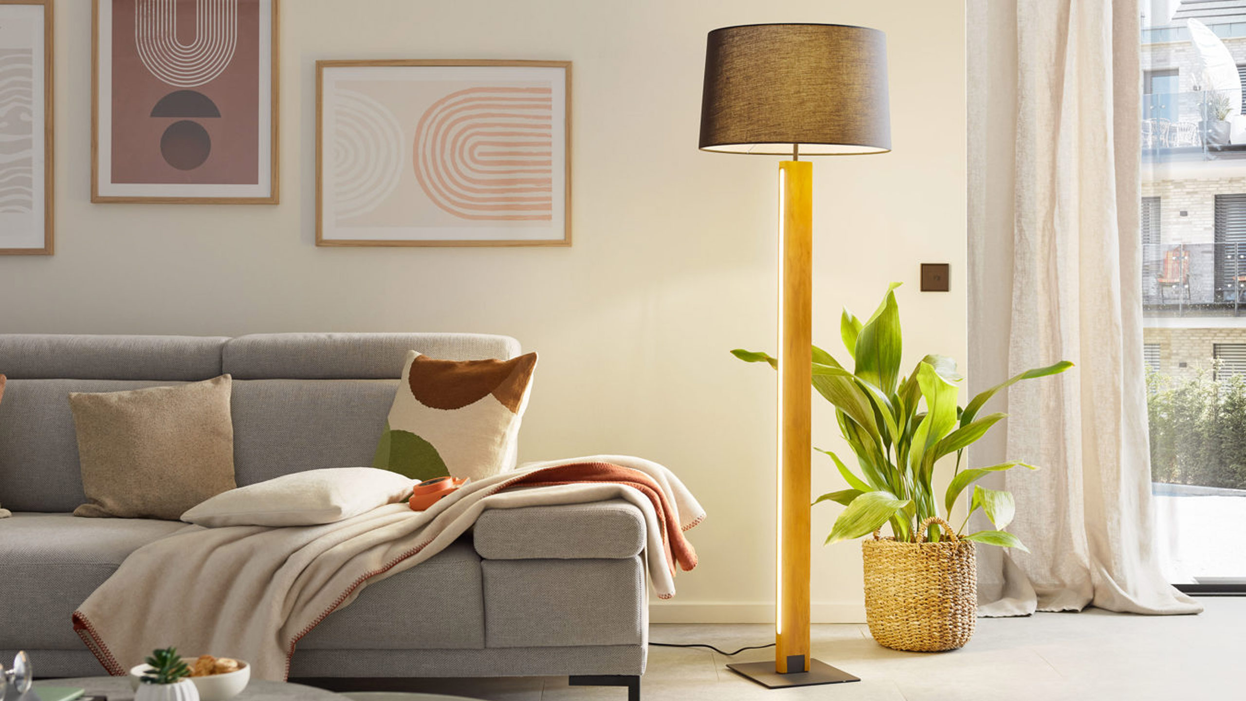 interliving 9349 stehlampe neben dem sofa