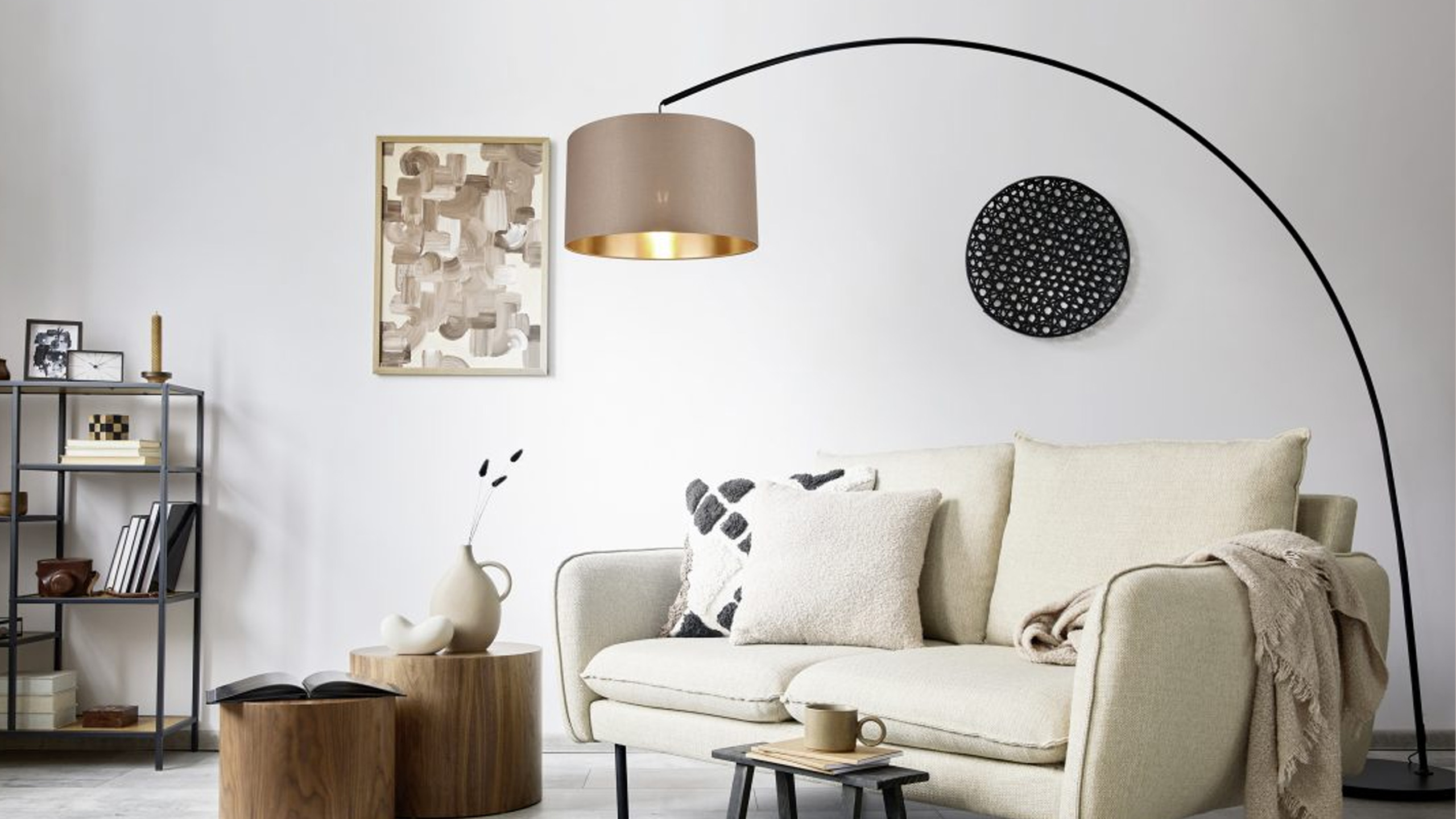 trio mansur bogenleuchte überm sofa