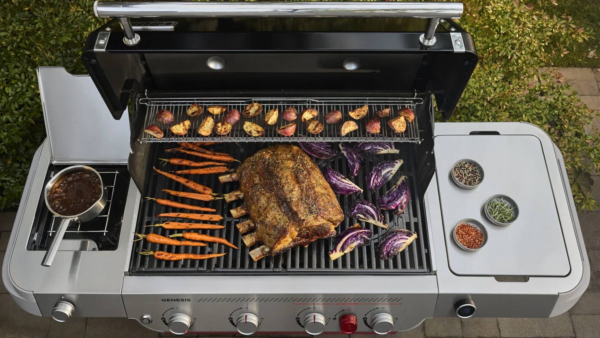 weber genesis gasgrill von oben mit grillgut drauf