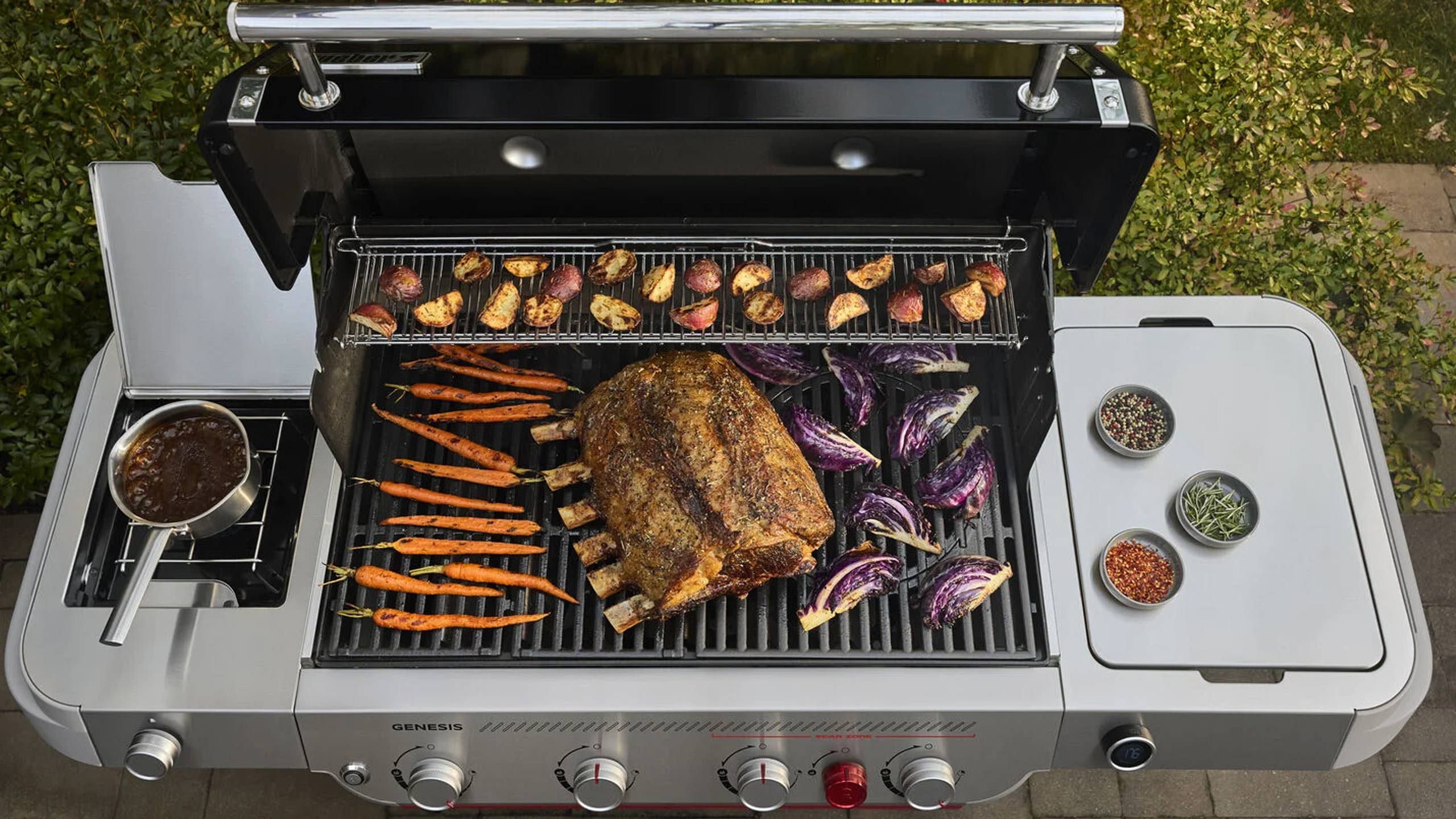 weber genesis gasgrill von oben mit grillgut drauf