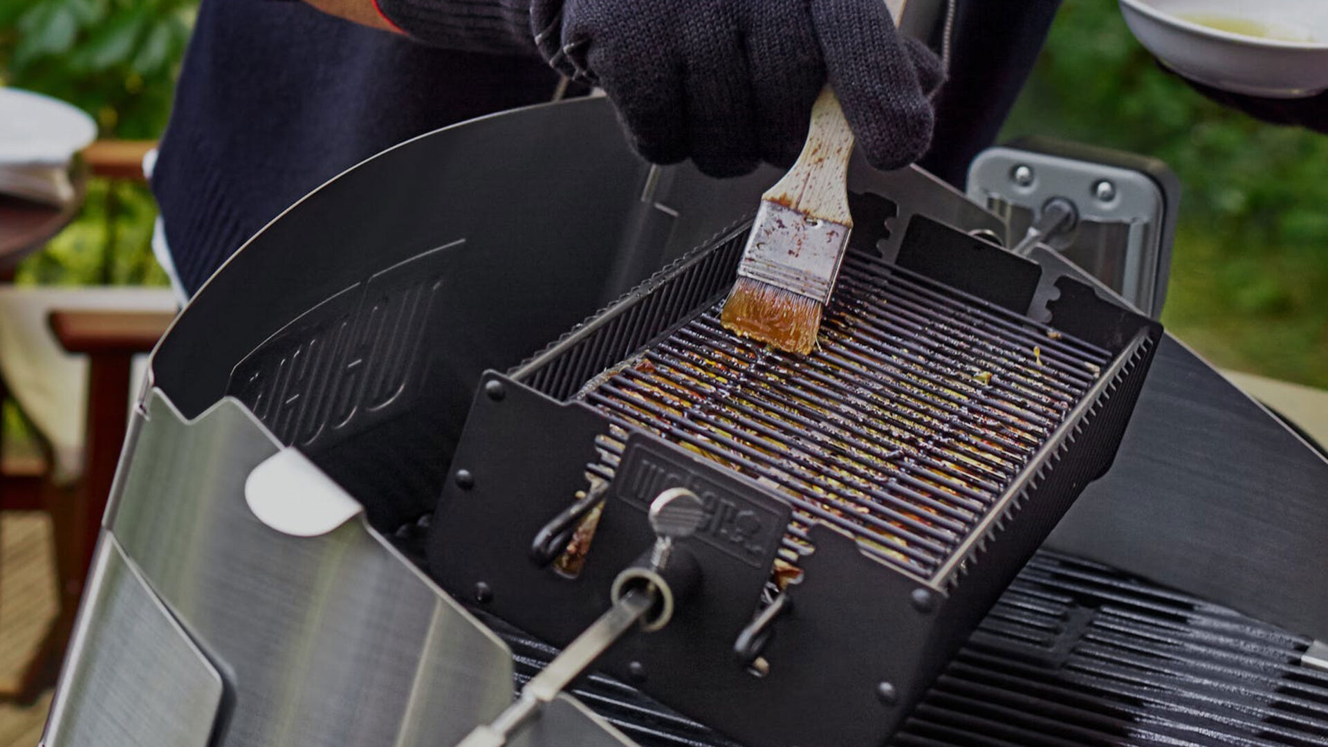 pinsel mit öl, der ein weber grillrost einfettet